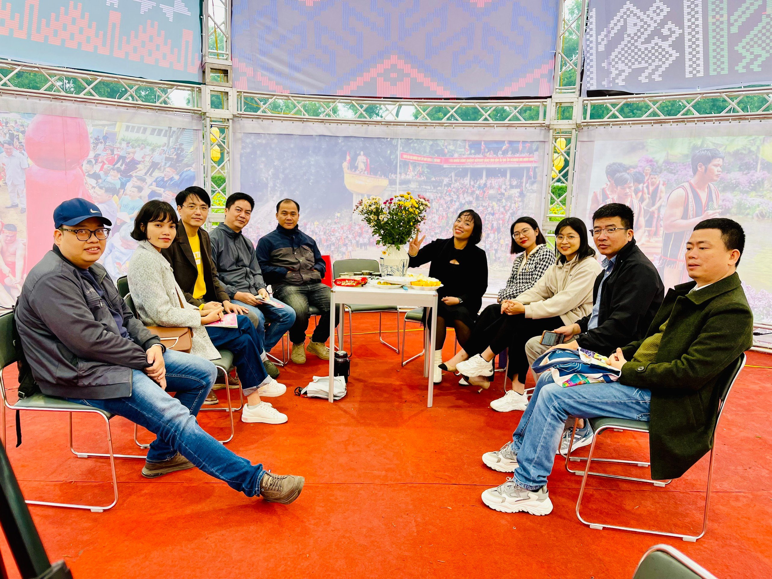 Người yêu thơ nhiều thế hệ đội mưa tới với Ngày Thơ Việt Nam 2024- Ảnh 4.