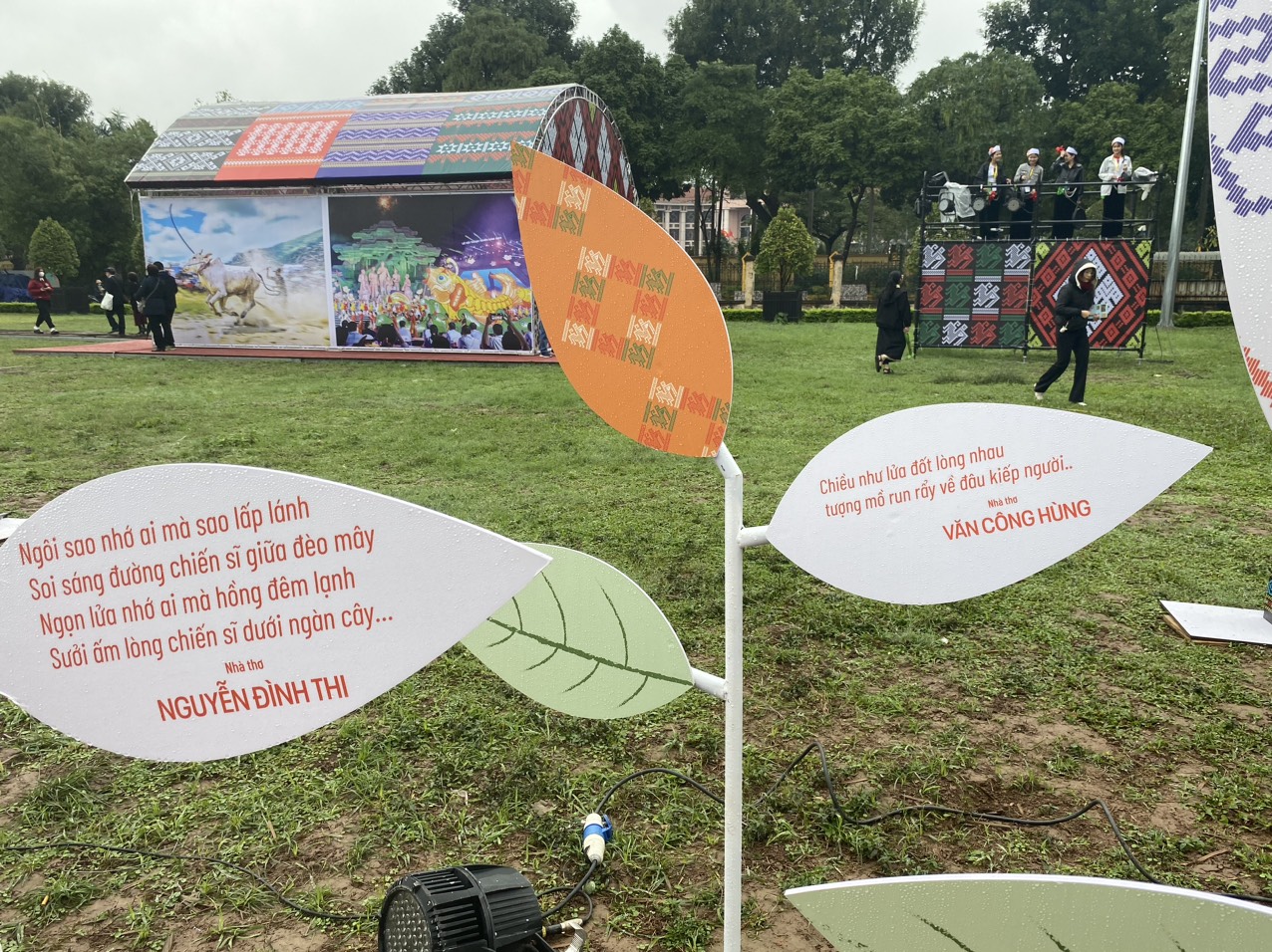 Người yêu thơ nhiều thế hệ đội mưa tới với Ngày Thơ Việt Nam 2024- Ảnh 2.