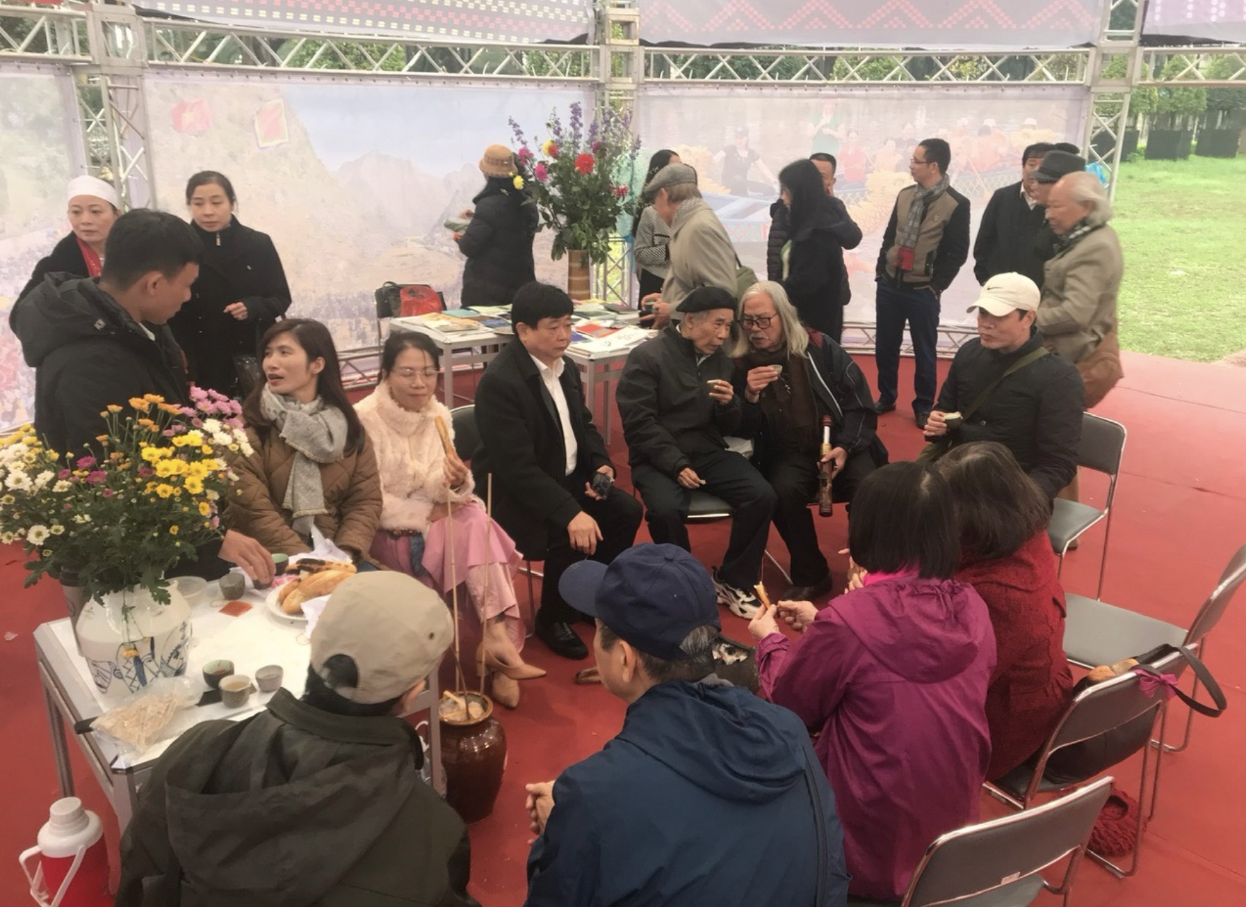 Người yêu thơ nhiều thế hệ đội mưa tới với Ngày Thơ Việt Nam 2024- Ảnh 5.