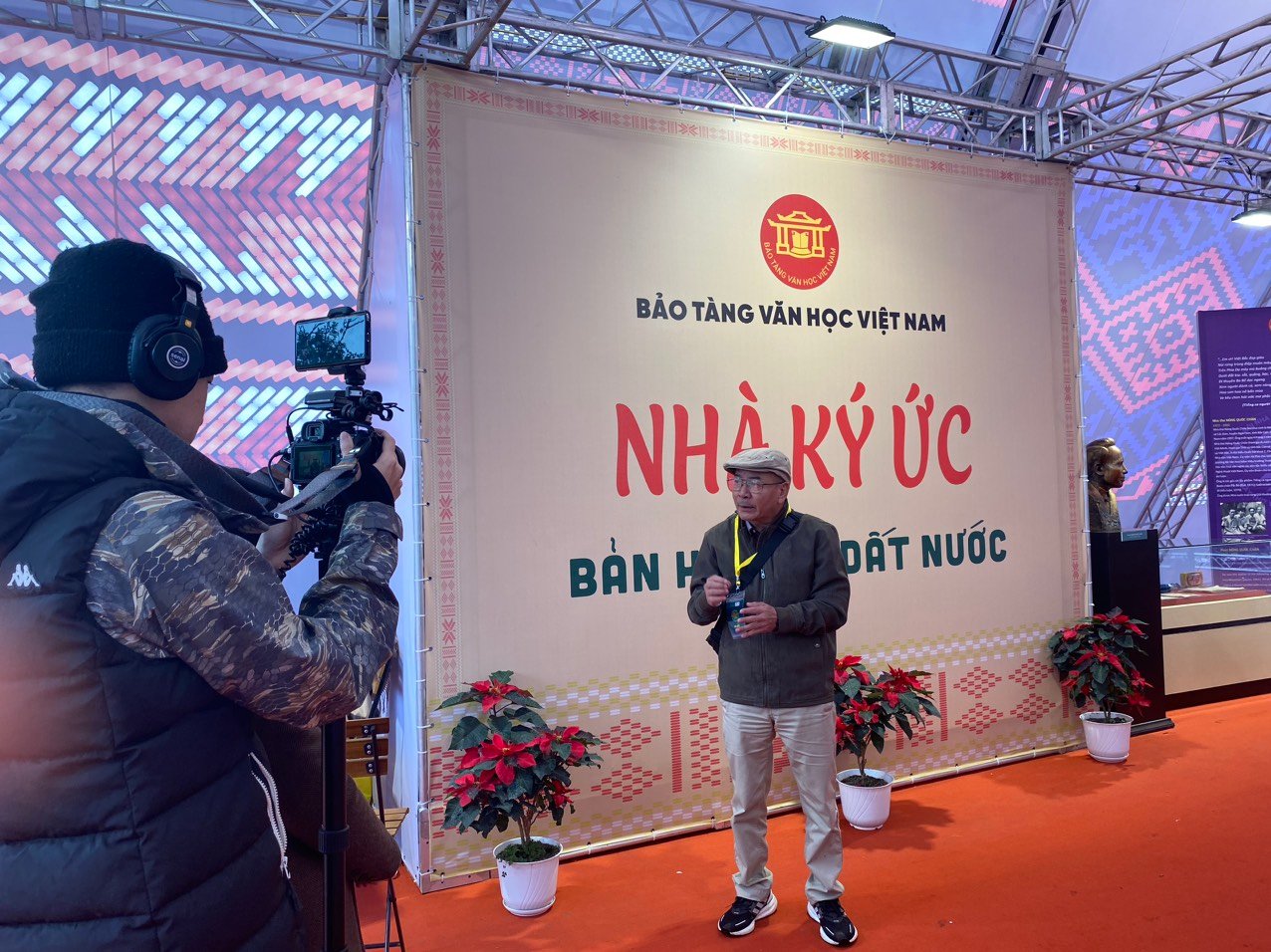 Người yêu thơ nhiều thế hệ đội mưa tới với Ngày Thơ Việt Nam 2024- Ảnh 3.