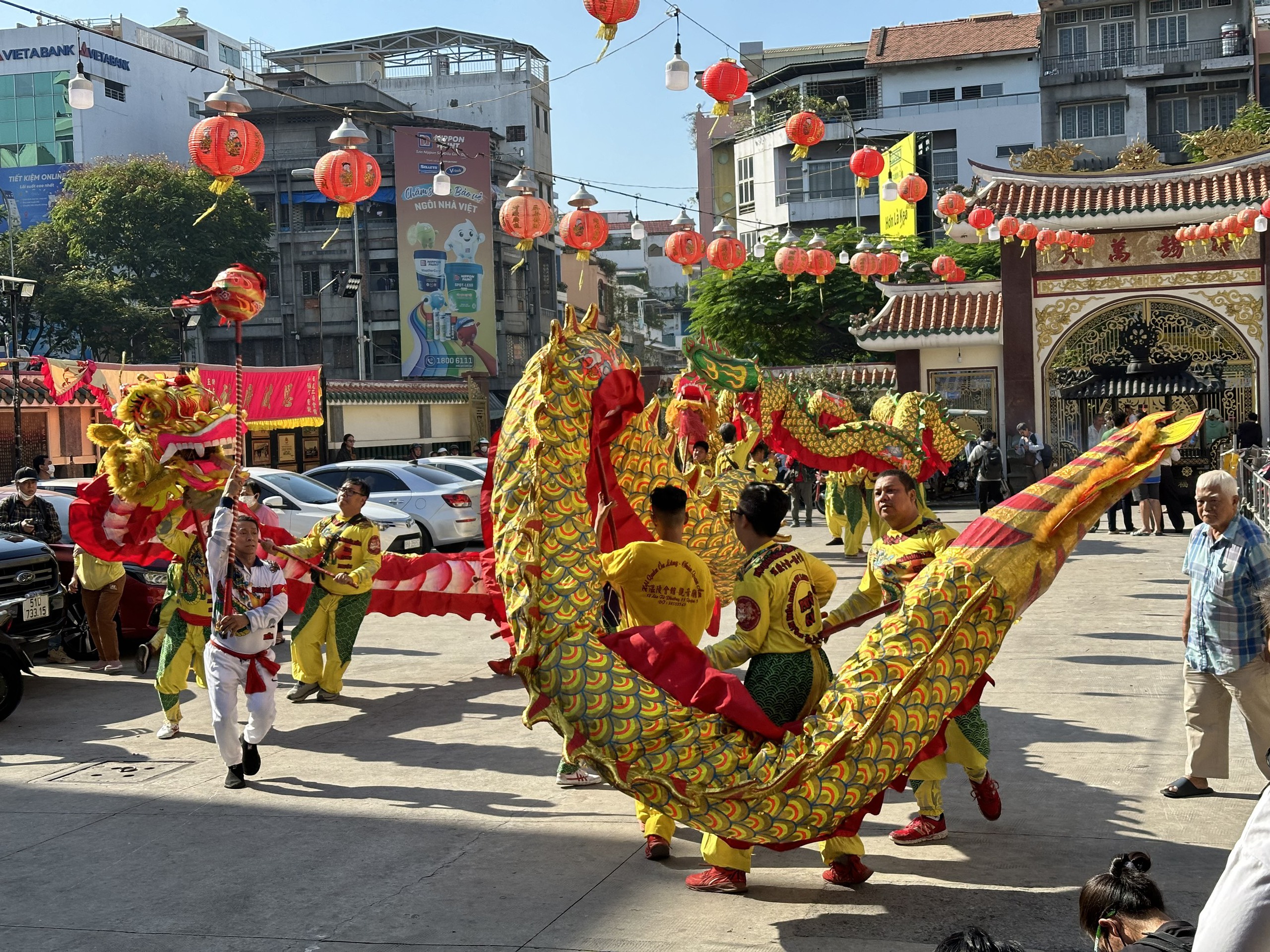 Chùa ông Bổn đông nghịt dịp Tết Nguyên tiêu, với nhiều hoạt động thú vị - Ảnh 10.