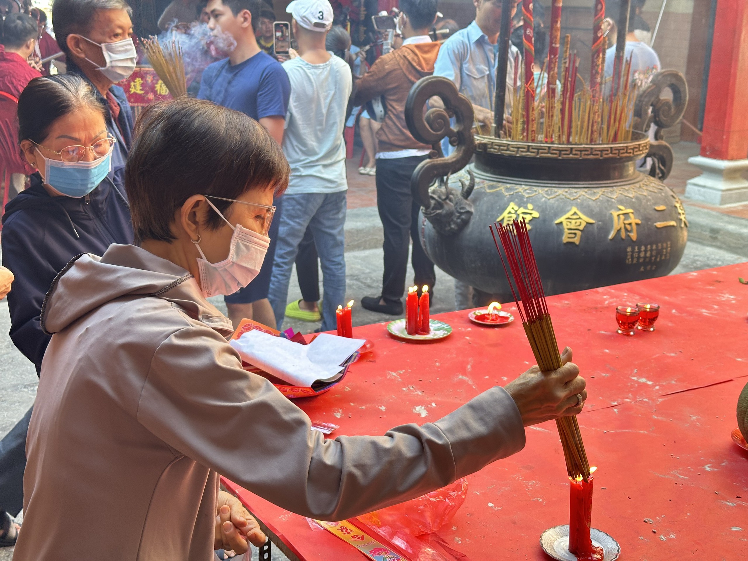 Chùa ông Bổn đông nghịt dịp Tết Nguyên tiêu, với nhiều hoạt động thú vị - Ảnh 9.