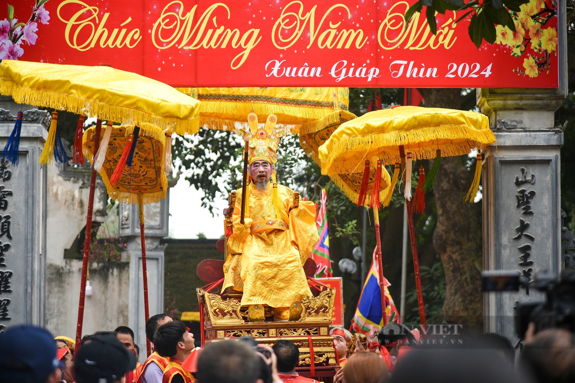 Ảnh ấn tượng tuần: "Vua Hùng đi cấy" và hình ảnh hoa mai anh đào nở rộ ở Đà Lạt- Ảnh 1.