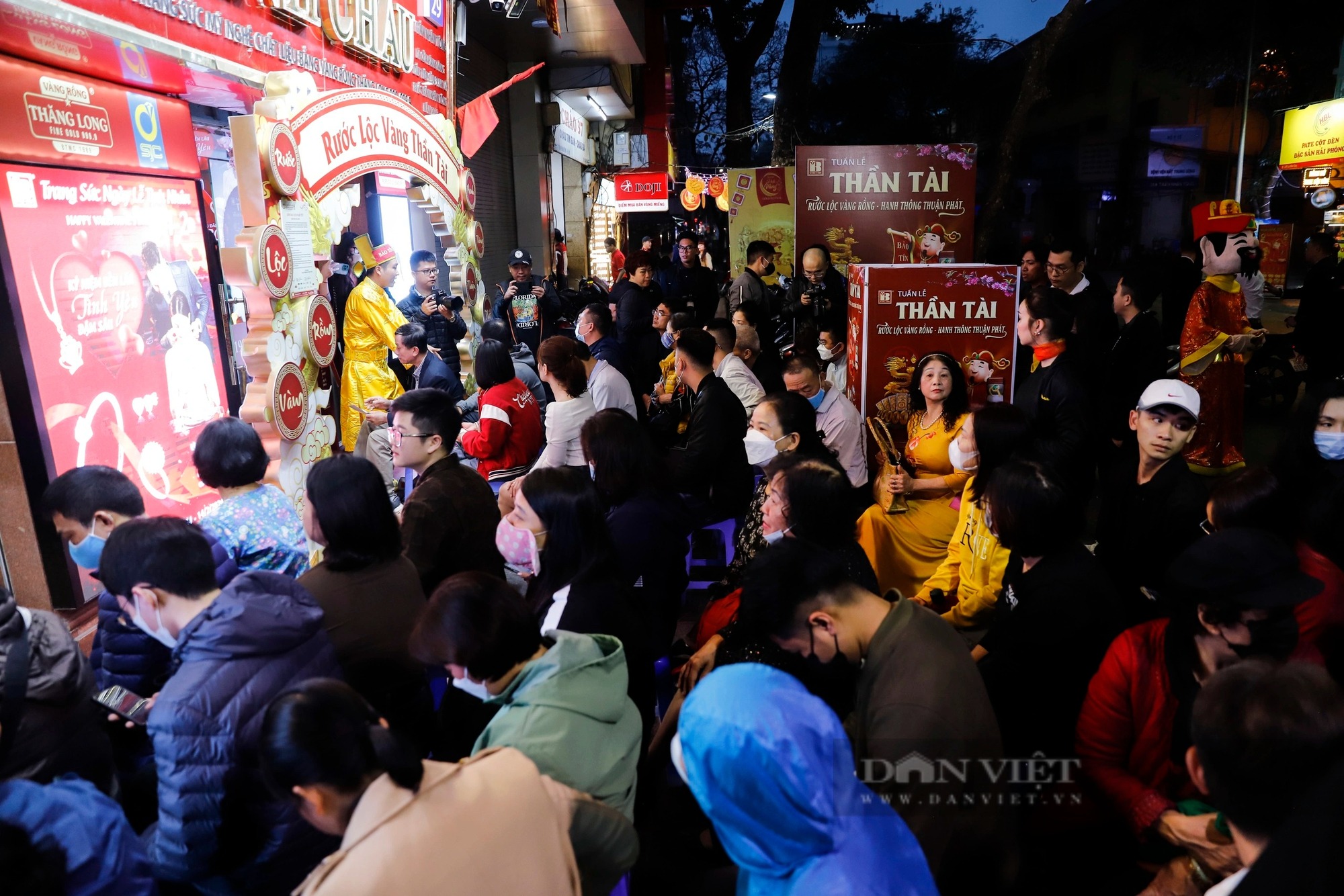 Ảnh ấn tượng tuần: "Vua Hùng đi cấy" và hình ảnh hoa mai anh đào nở rộ ở Đà Lạt- Ảnh 7.