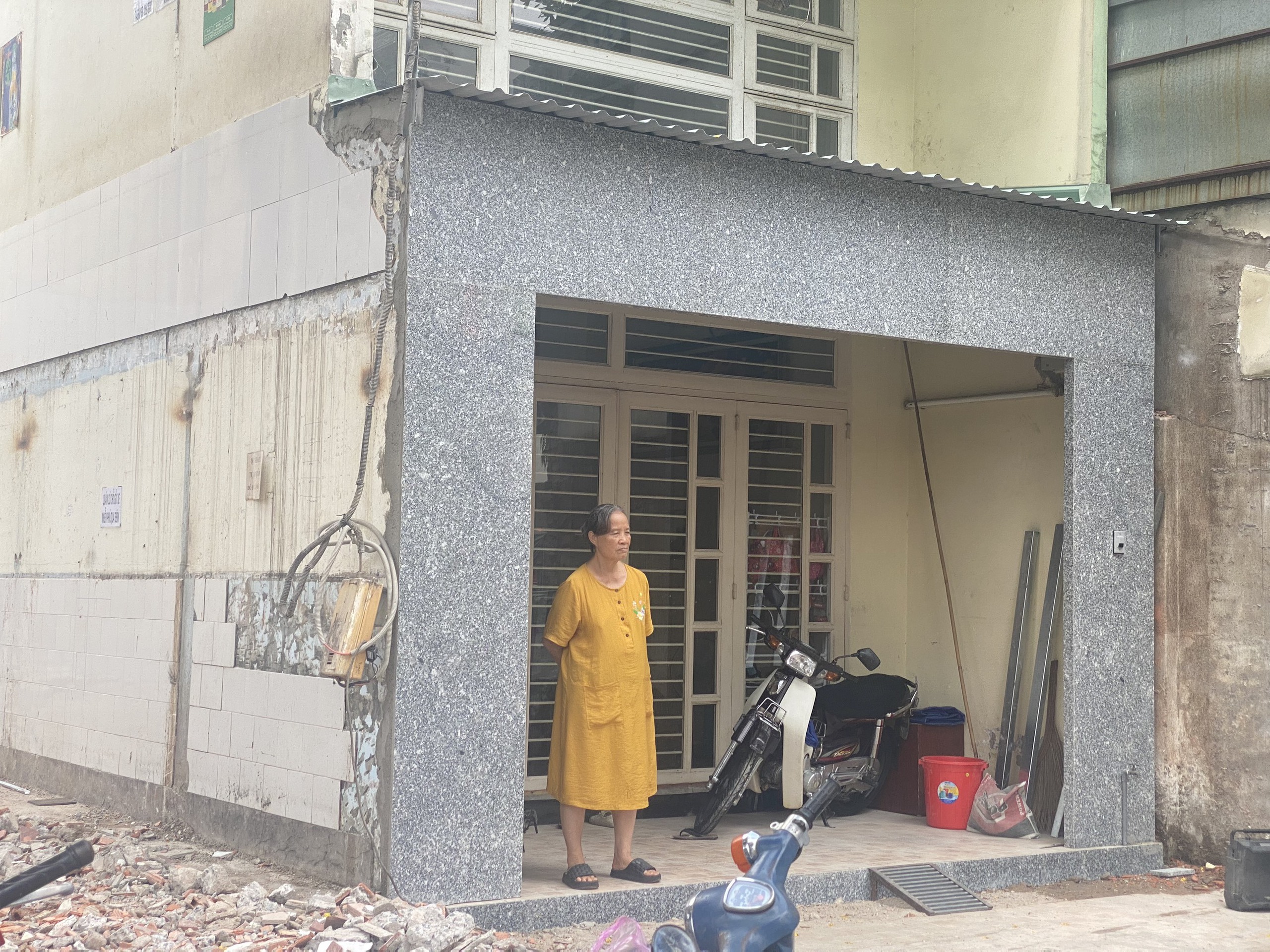 Nhận tiền đền bù hơn 100 triệu/m2, người dân dỡ nhà, giao đất để mở rộng đường vào Tân Sơn Nhất- Ảnh 6.