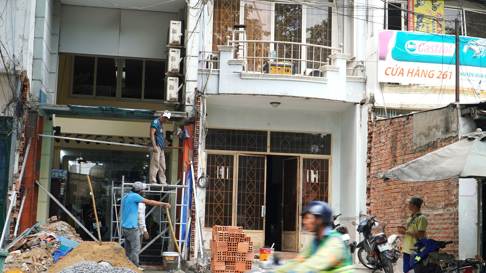 Nhận tiền đền bù hơn 100 triệu/m2, người dân dỡ nhà, giao đất để mở rộng đường vào Tân Sơn Nhất- Ảnh 2.