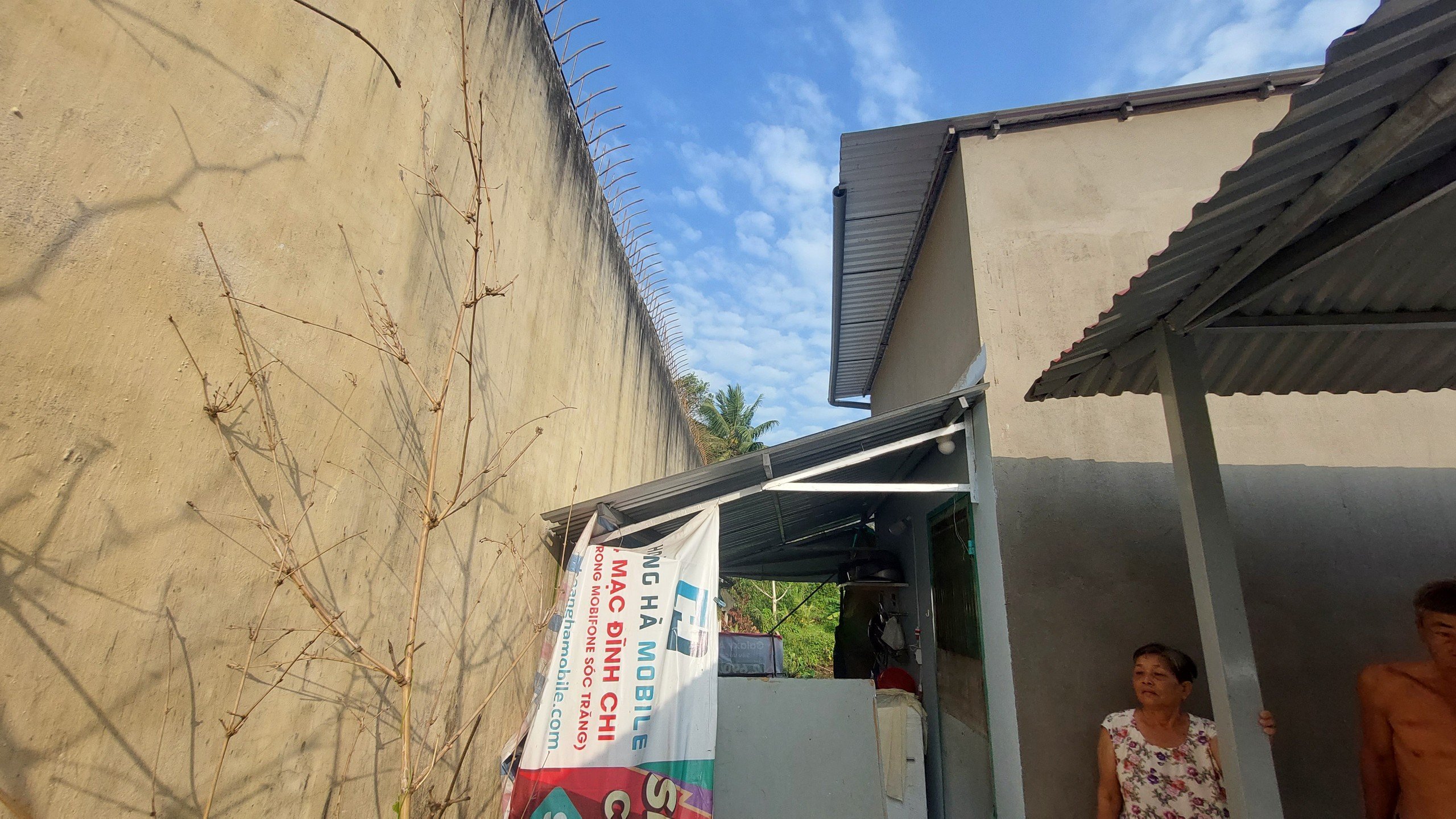 Vụ hàng trăm học viên cai nghiện ở Sóc Trăng bỏ trốn: Đục tường rào, trèo qua mái nhà dân tháo chạy- Ảnh 2.
