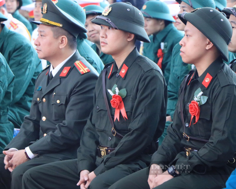Xúc động ngày tiễn tân binh, nụ hôn kèm lời nhắn "2 năm về anh sẽ cưới em"- Ảnh 1.