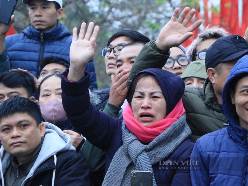Xúc động ngày tiễn tân binh, nụ hôn kèm lời nhắn "2 năm về anh sẽ cưới em"- Ảnh 7.
