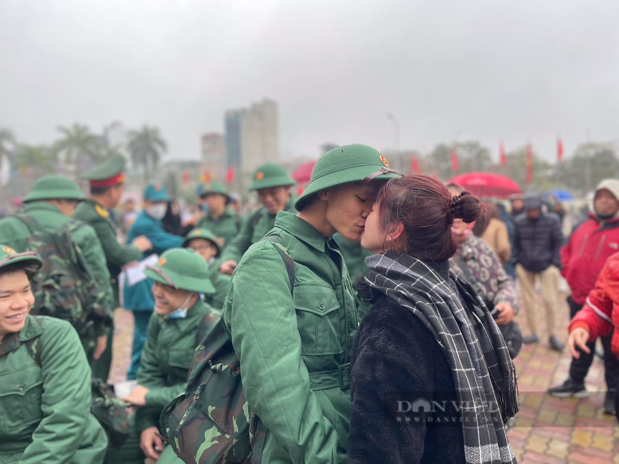 Xúc động ngày tiễn tân binh, nụ hôn kèm lời nhắn "2 năm về anh sẽ cưới em"- Ảnh 10.