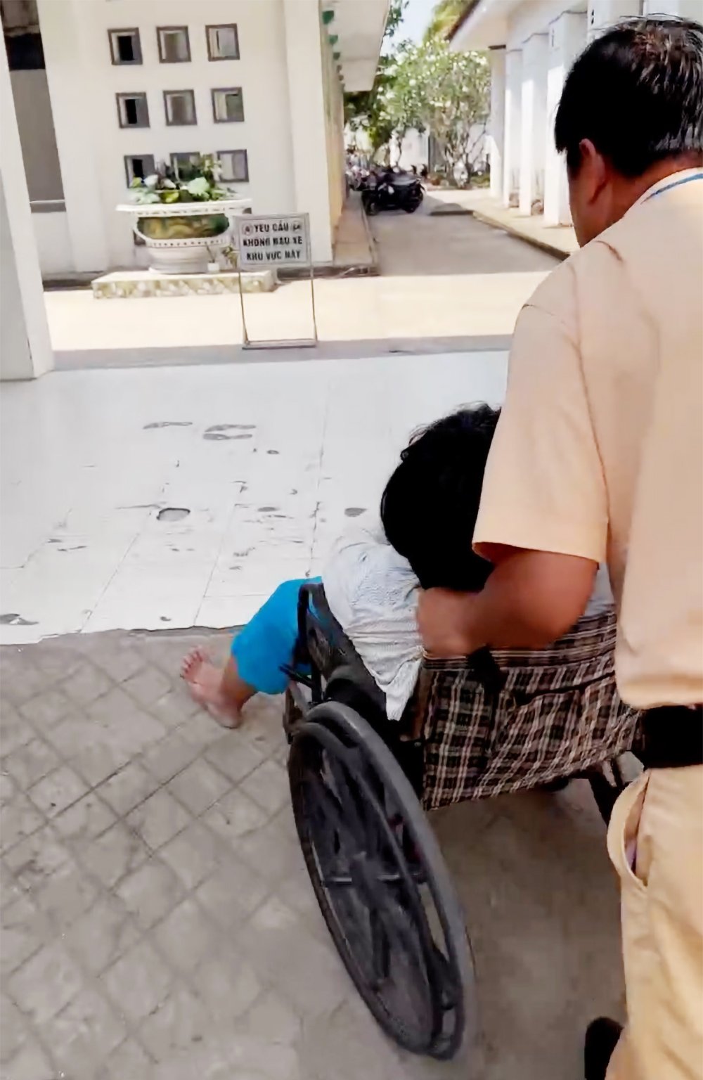 An Giang: Cảnh sát giao thông dùng xe đặc chủng hỗ trợ đưa người bệnh đi cấp cứu- Ảnh 2.