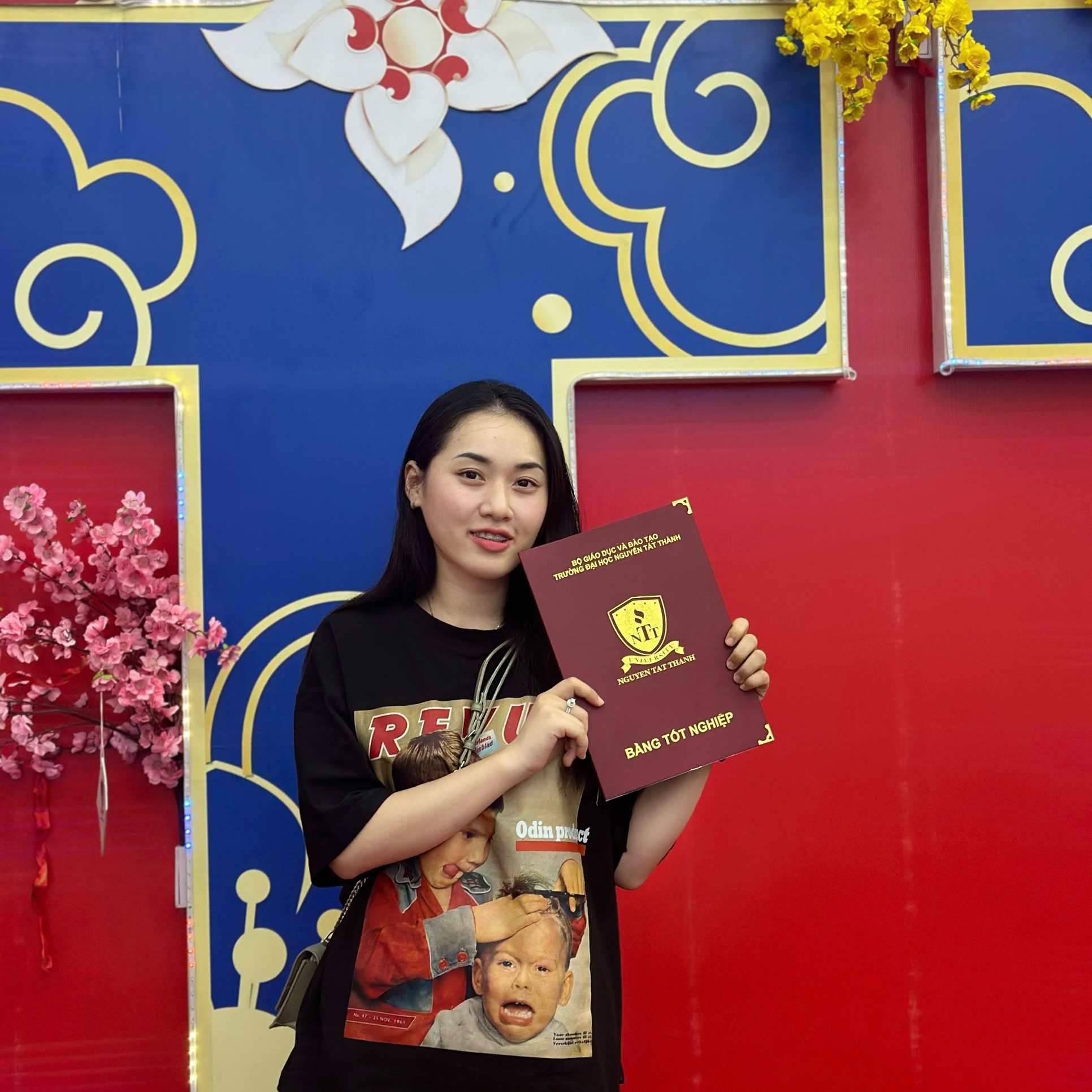 Tạm gác giấc mơ mặc áo blouse, 2 nữ dược sĩ chọn màu áo lính- Ảnh 1.