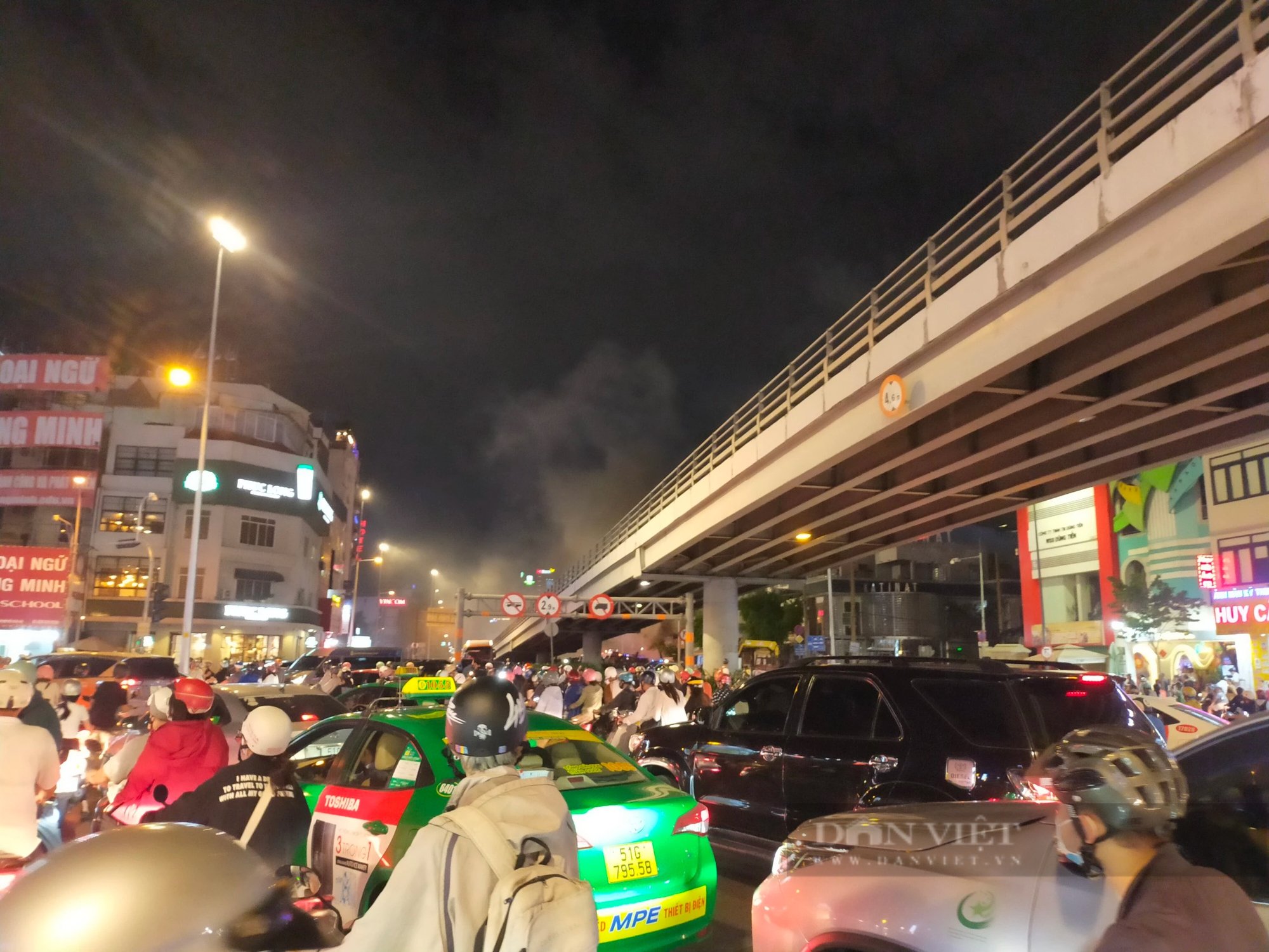 Hiện trường vụ cháy lớn tại cửa hàng kinh doanh đồ gỗ ở Tân Bình khiến 1 cụ bà bị ngạt khói - Ảnh 9.