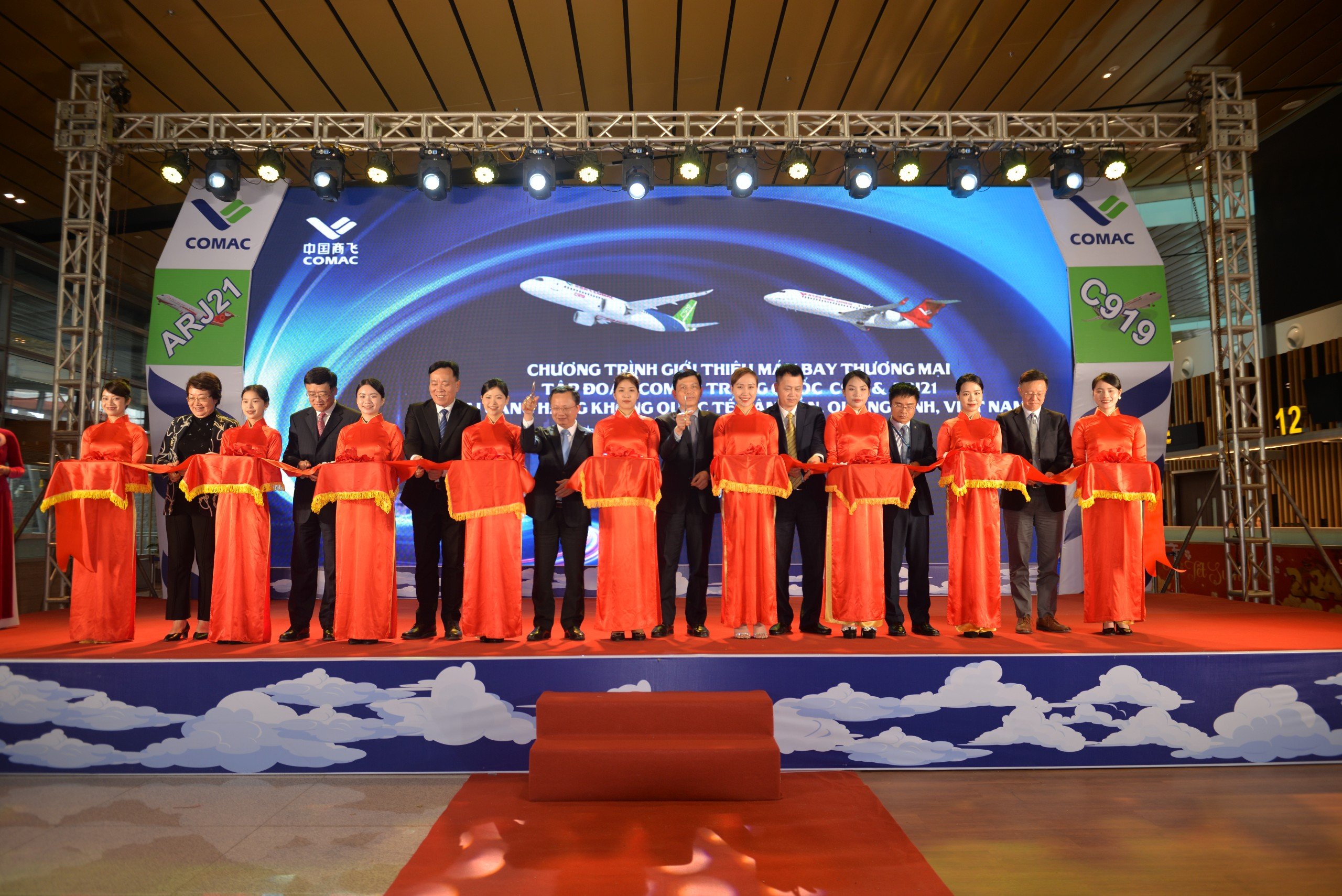 2 máy bay thương mại trình diễn trong Comac Airshow tại Quảng Ninh có gì đặc biệt?- Ảnh 1.