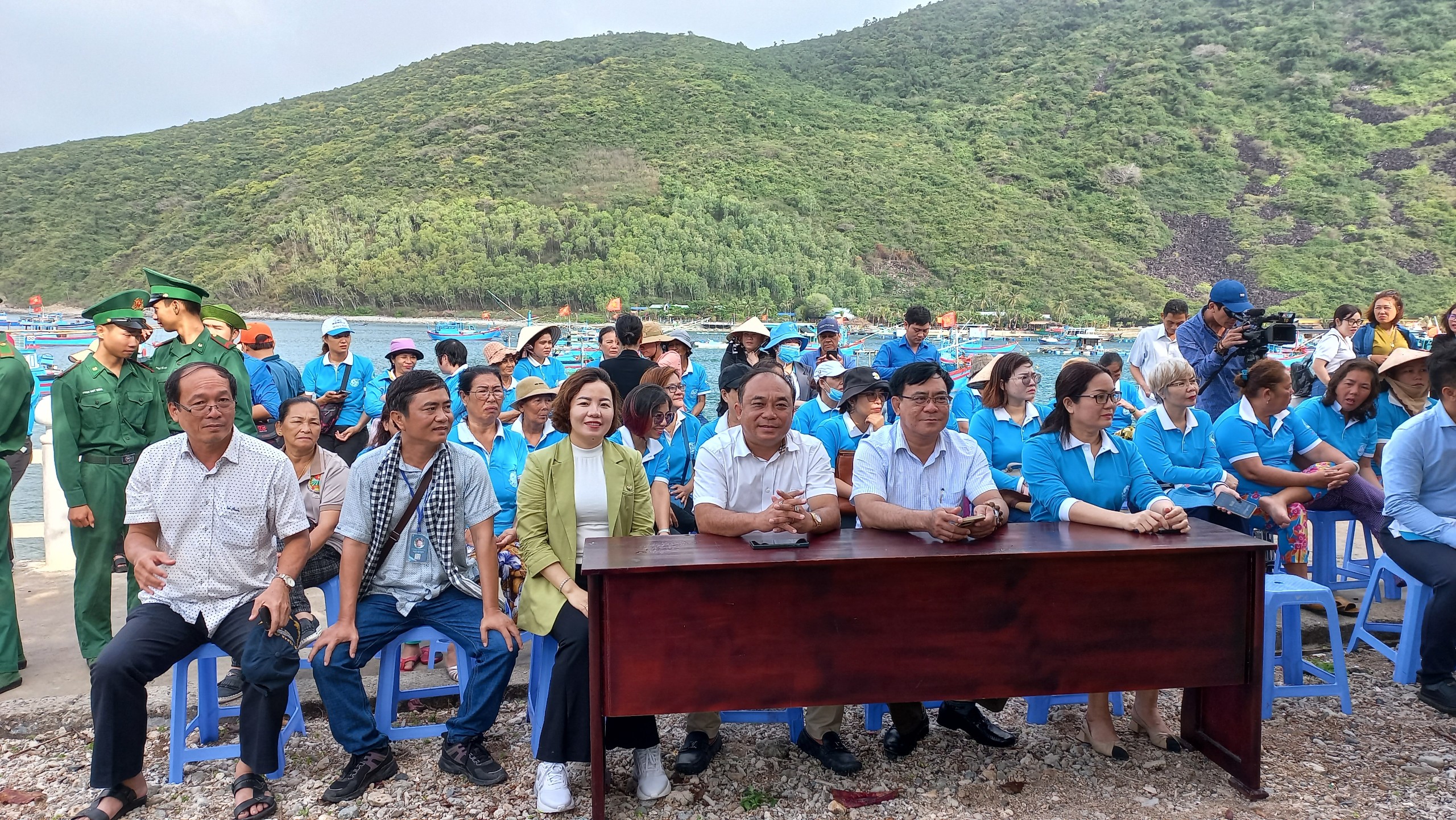 Nha Trang: Trồng 300 cây hoa giấy, bàng và dừa trên đảo Bích Đầm - Ảnh 3.