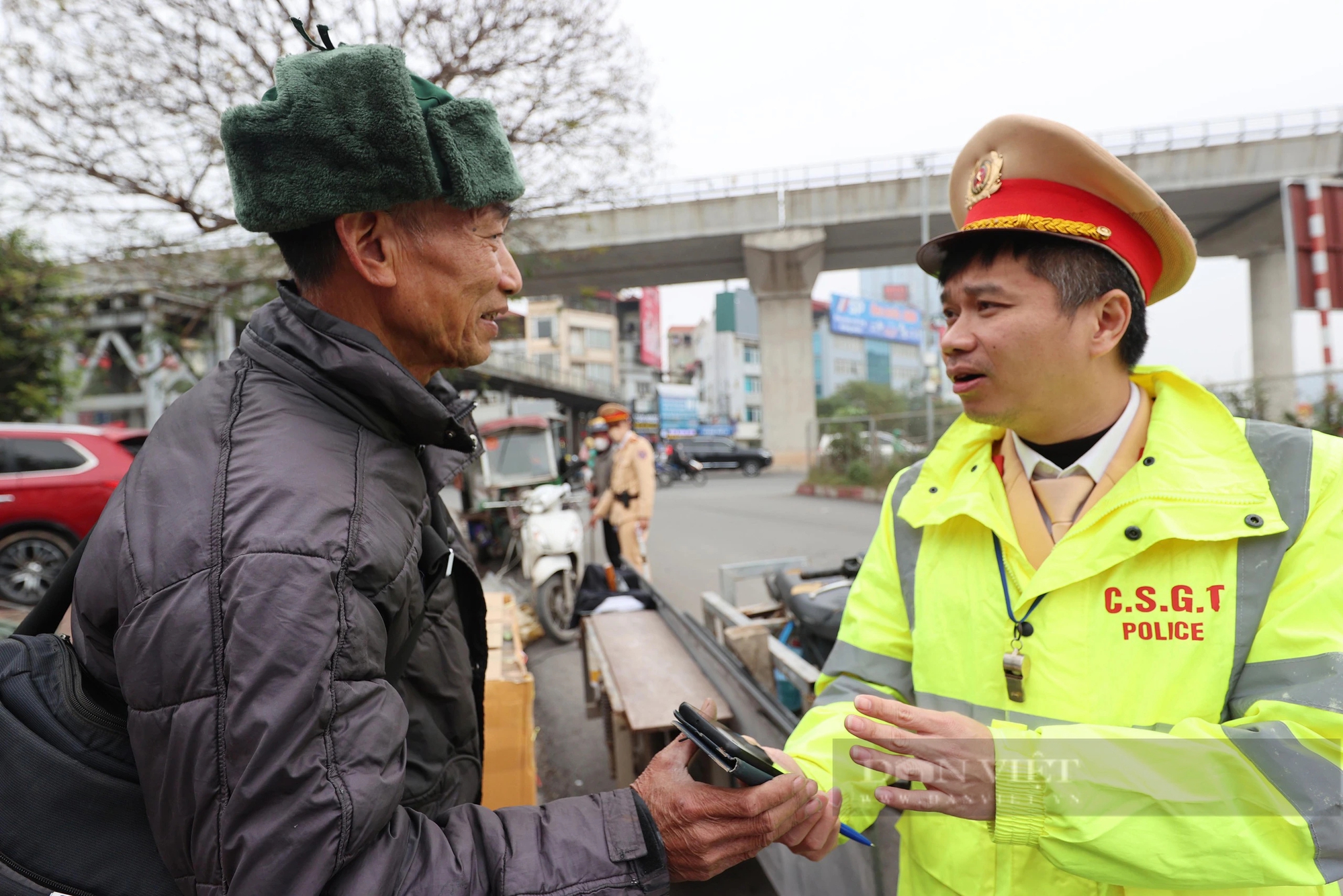 Hình ảnh công an Hà Nội xử lý mạnh tay xe ba gác, tự chế và xe chở hàng cồng kềnh- Ảnh 8.