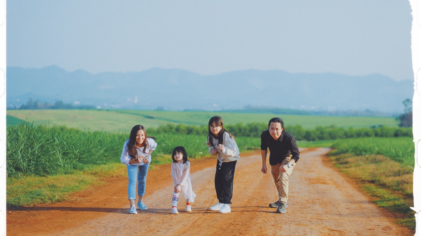 Du xuân, check-in đồng cỏ rộng hàng ngàn ha xanh mướt “đẹp như mơ” ở Nghĩa Đàn, Nghệ An- Ảnh 1.