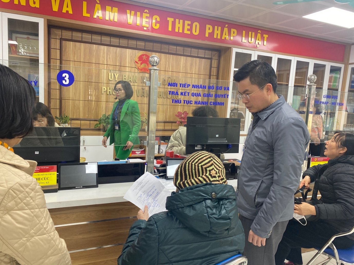 Chủ tịch quận Đống Đa Lê Tuấn Định kiểm tra đột xuất công tác sắp xếp đơn vị hành chính- Ảnh 1.