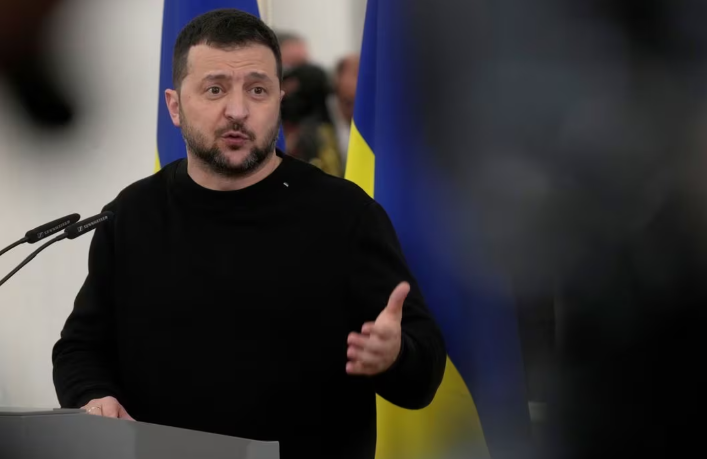 Zelensky mừng rỡ nhận 2 hệ thống phòng không đỉnh cao "có thể bắn hạ bất cứ thứ gì"- Ảnh 1.