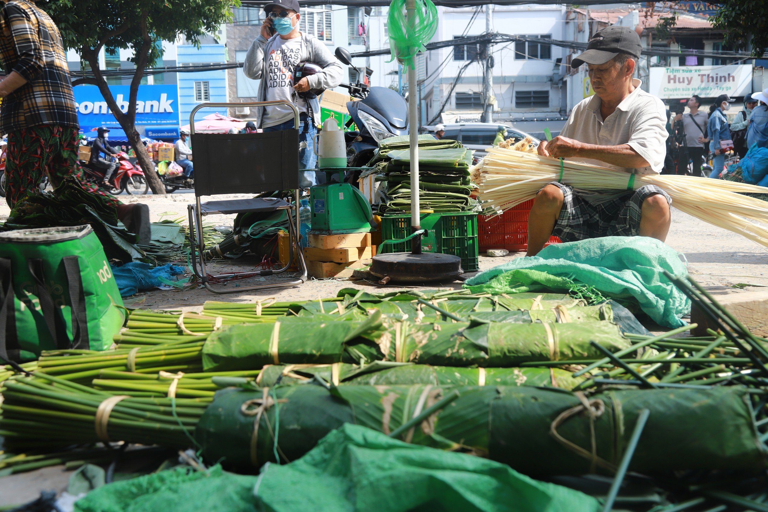 Chợ lá dong lớn nhất TP.HCM - mỗi năm chỉ bán 1 lần có gì đặc biệt?- Ảnh 1.