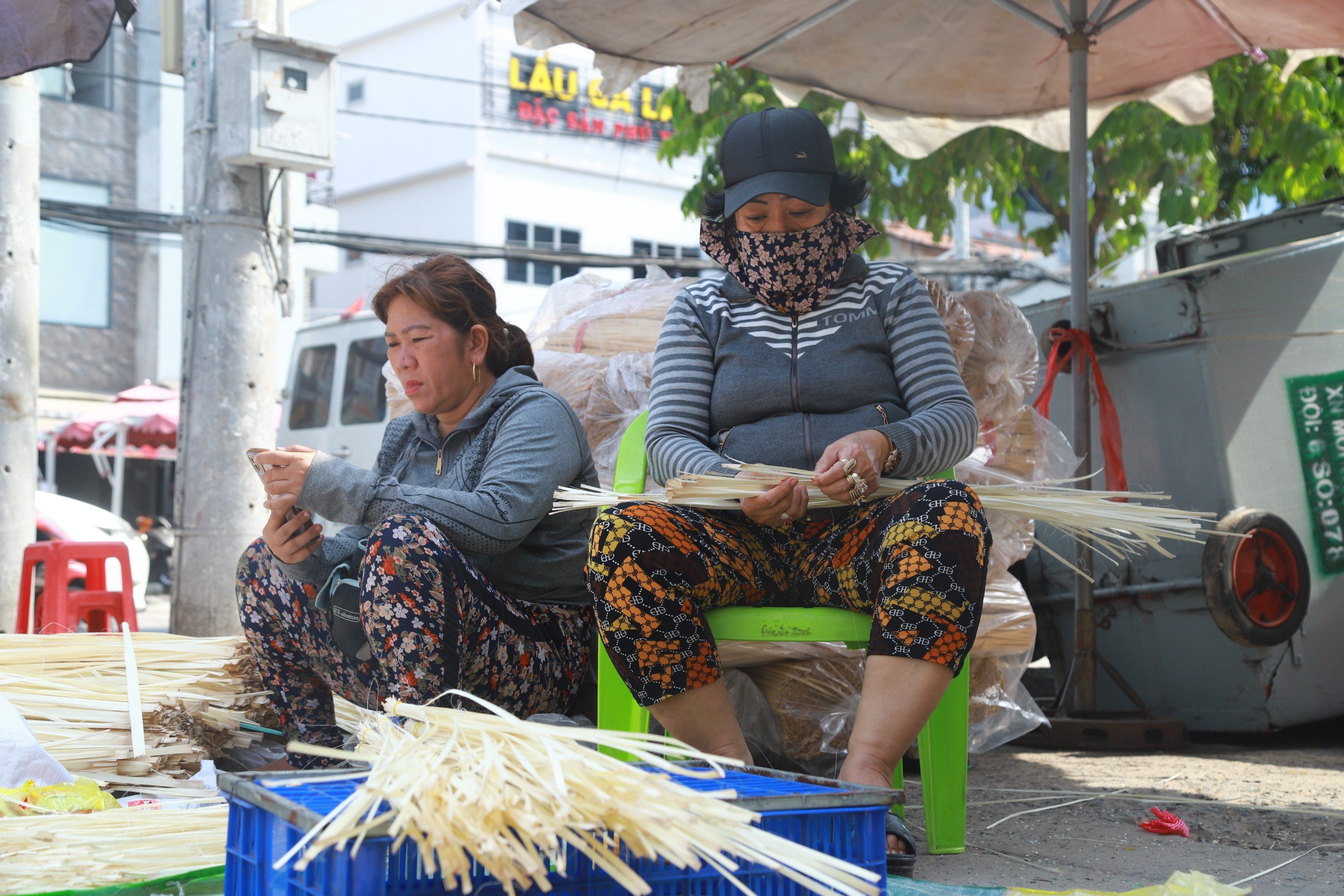 Chợ lá dong lớn nhất TP.HCM - mỗi năm chỉ bán 1 lần có gì đặc biệt?- Ảnh 5.