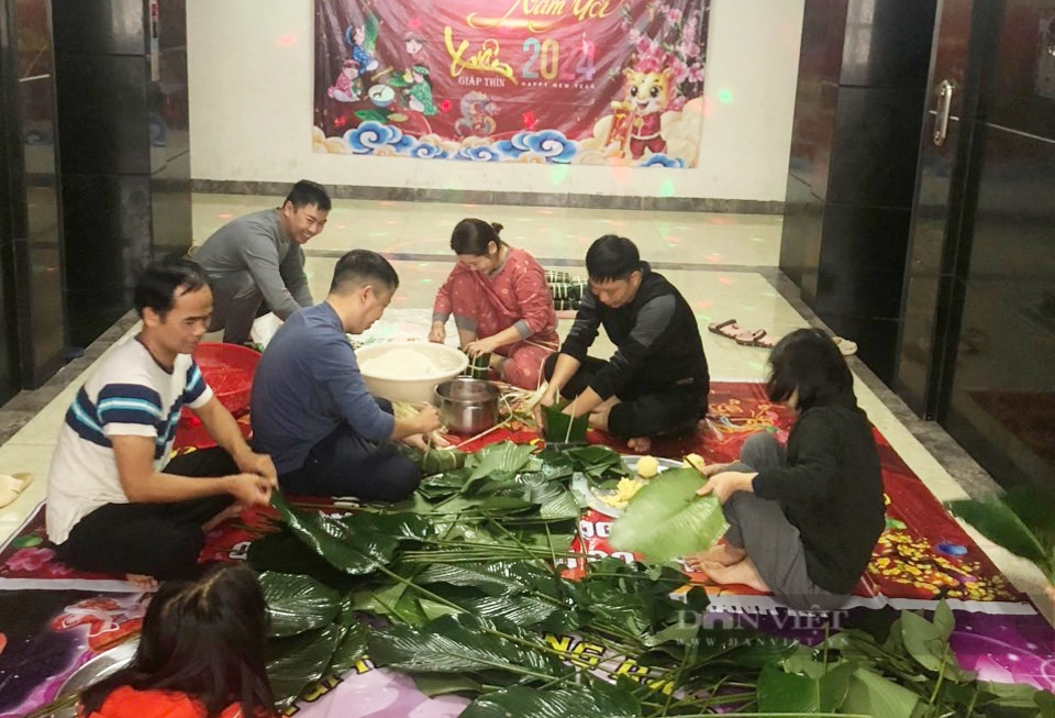 Người Hà Nội mổ lợn, góp gạo, trắng đêm canh bánh chưng đón Tết sớm- Ảnh 2.