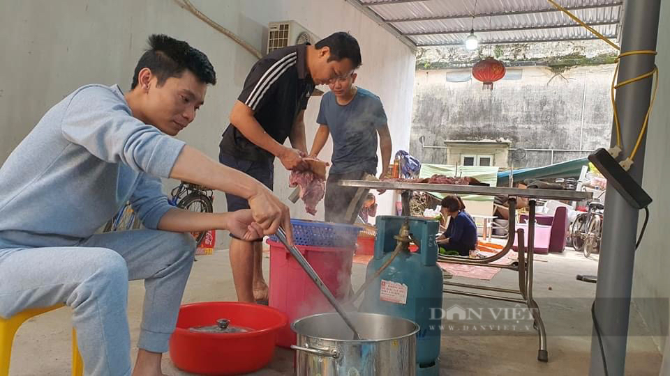 Người Hà Nội mổ lợn, góp gạo, trắng đêm canh bánh chưng đón Tết sớm- Ảnh 7.