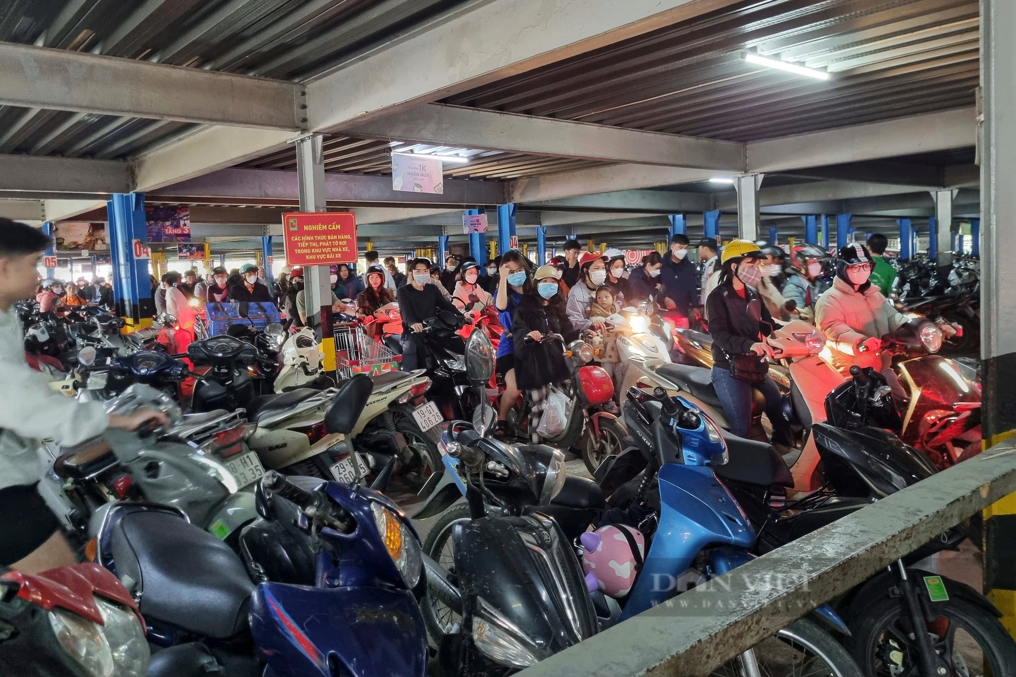 Chen nhau mua sắm Tết tại trung tâm thương mại, siêu thị ở Hà Nội- Ảnh 13.