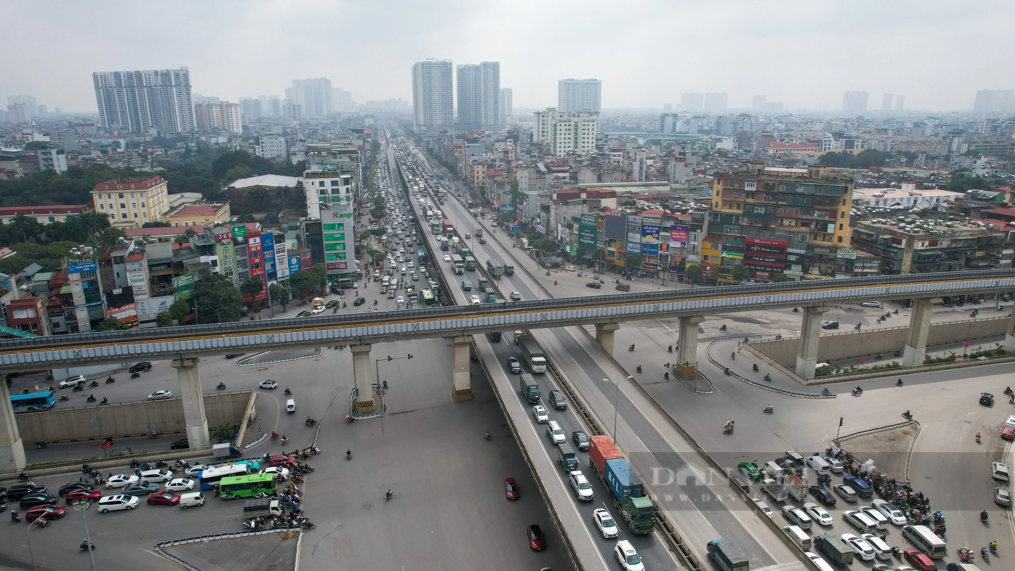 Đường phố Thủ đô đông nghịt, người dân chật vật đi lại những ngày giáp Tết- Ảnh 2.