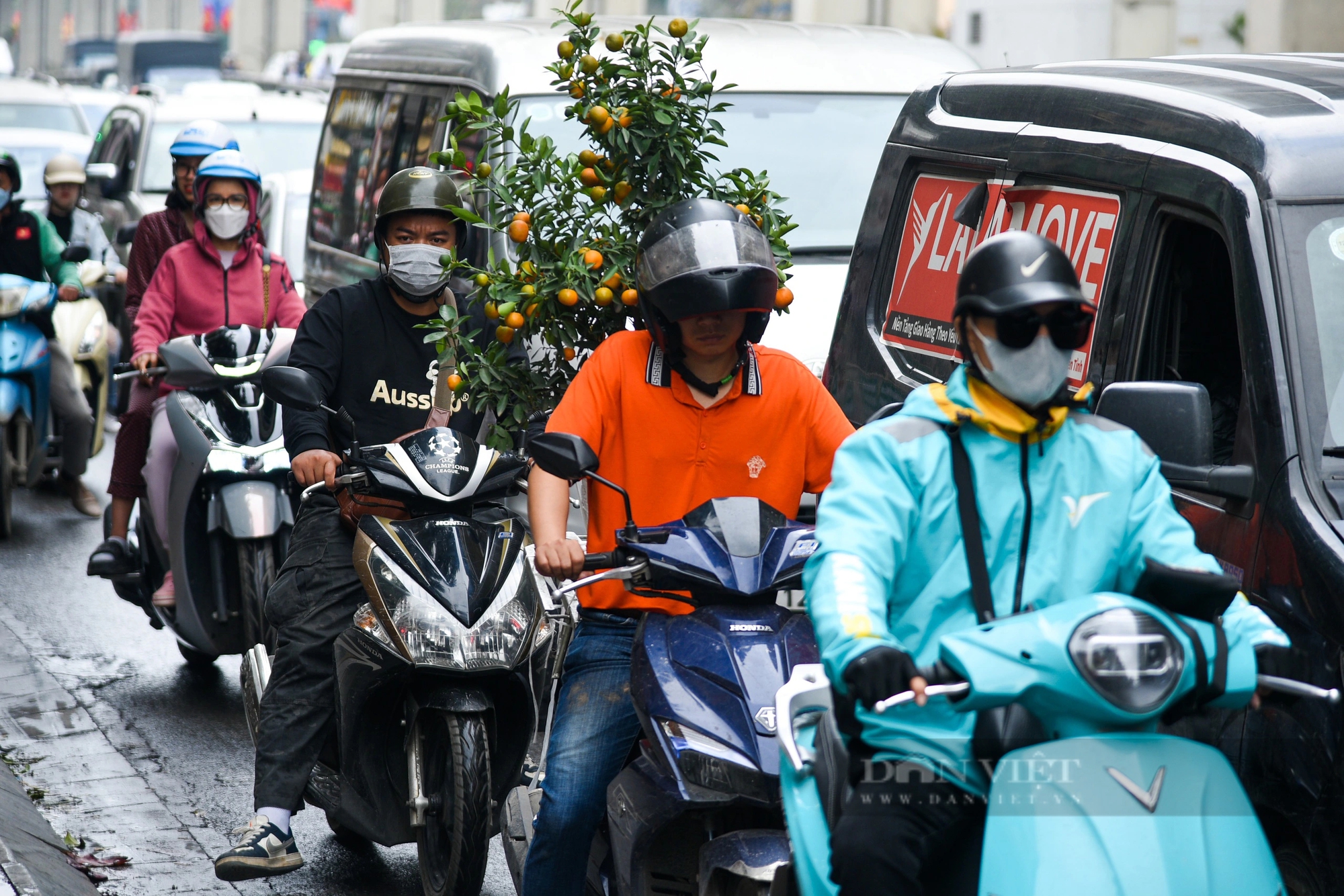 Đường phố Thủ đô đông nghịt, người dân chật vật đi lại những ngày giáp Tết- Ảnh 4.