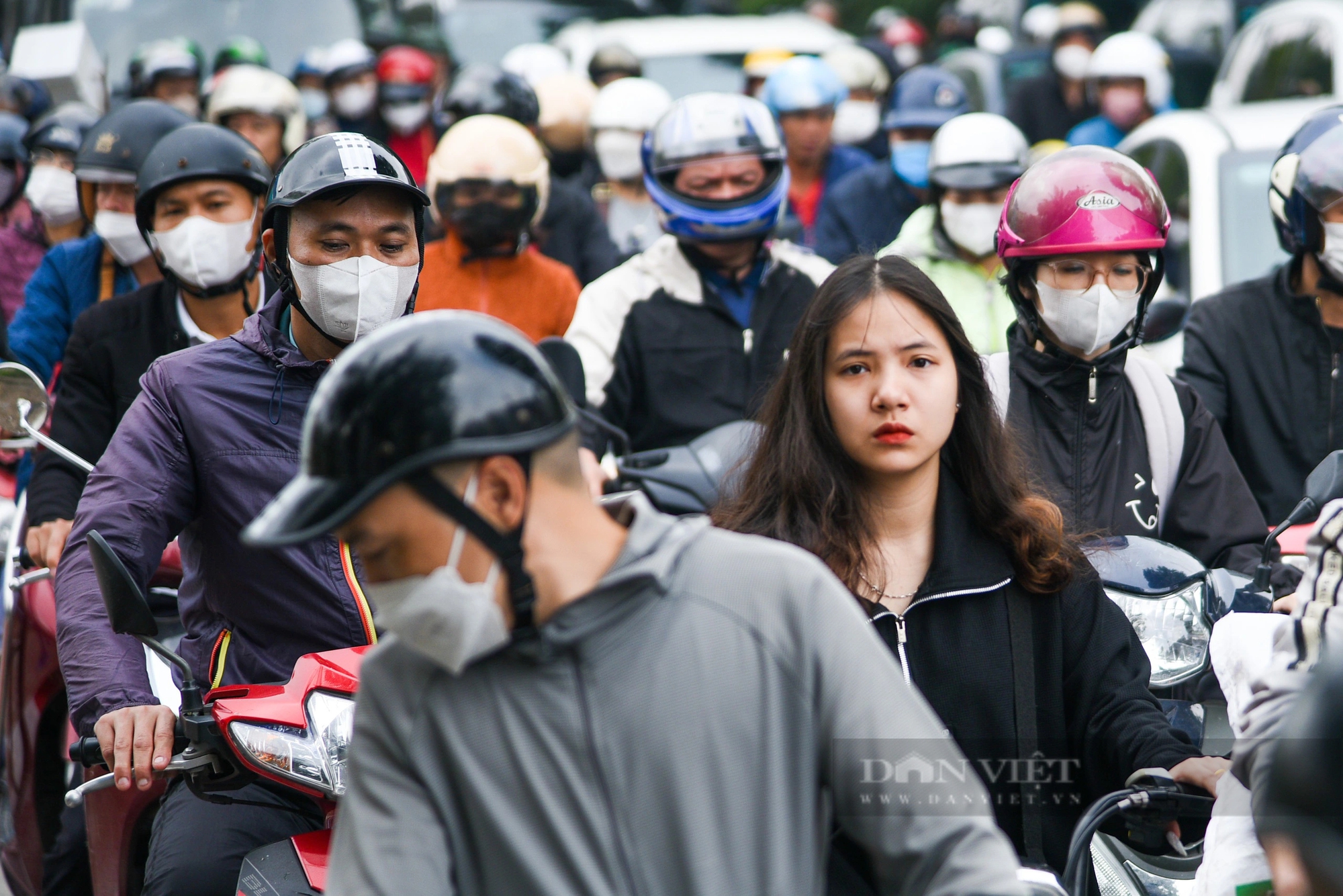Đường phố Thủ đô đông nghịt, người dân chật vật đi lại những ngày giáp Tết- Ảnh 7.