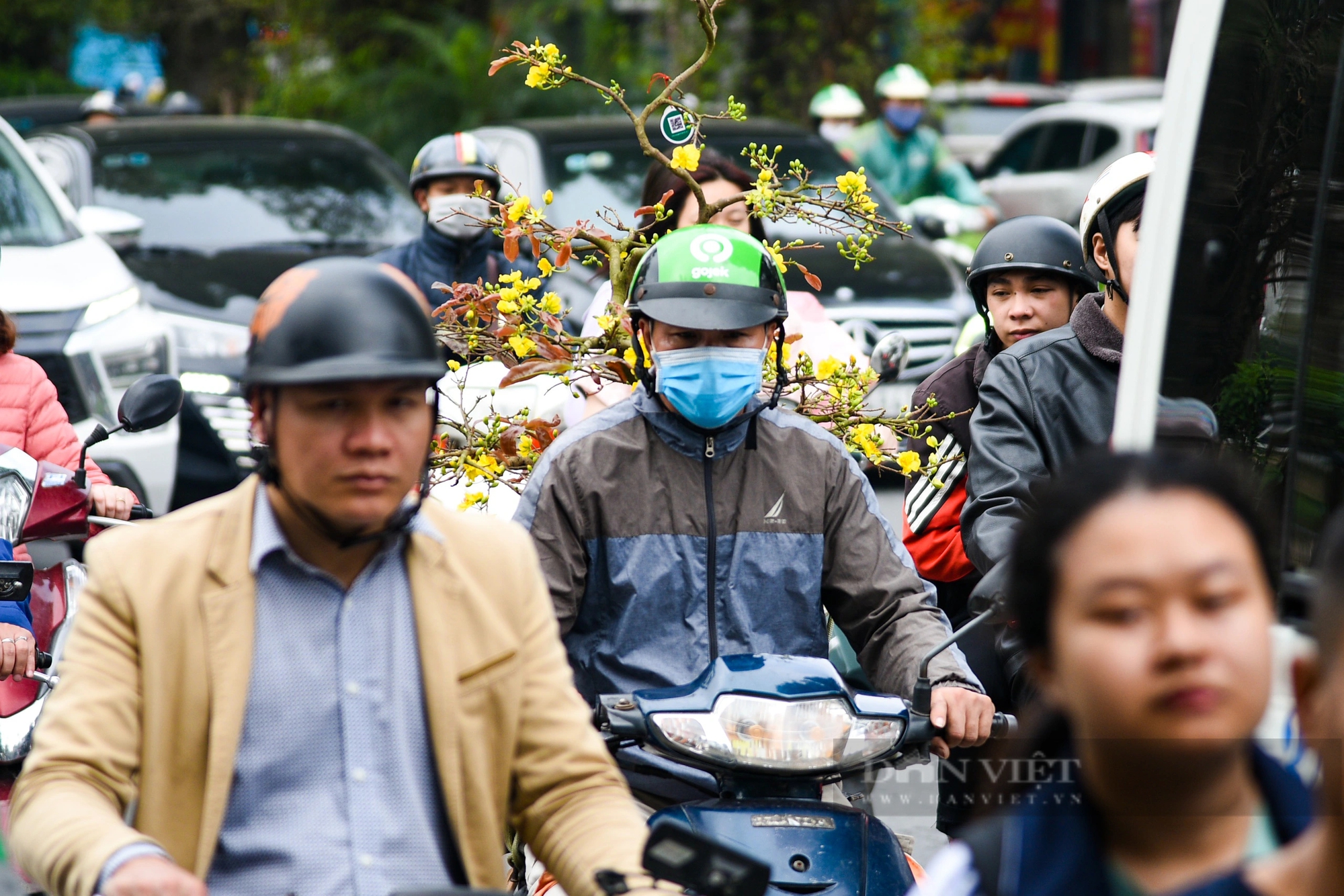Đường phố Thủ đô đông nghịt, người dân chật vật đi lại những ngày giáp Tết- Ảnh 9.
