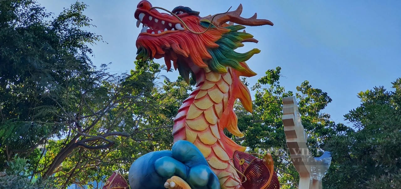 Sau khi bị cháy, mô hình cá chép hóa rồng đã hoàn thiện, du khách chen chân chụp ảnh- Ảnh 1.