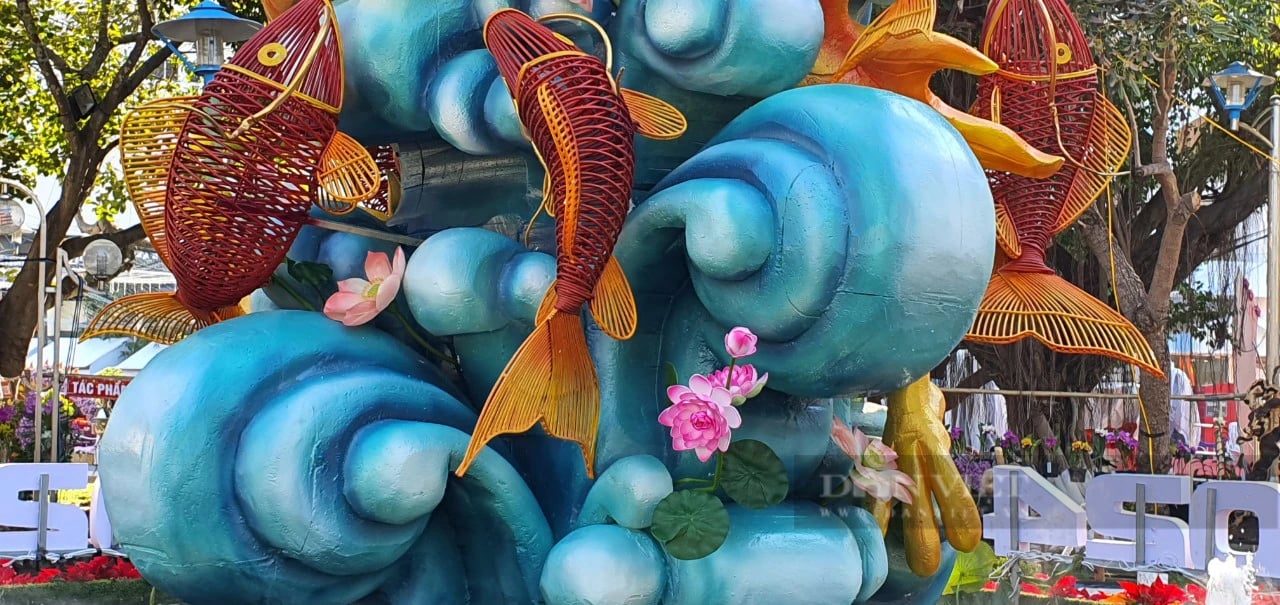 Sau khi bị cháy, mô hình cá chép hóa rồng đã hoàn thiện, du khách chen chân chụp ảnh- Ảnh 7.