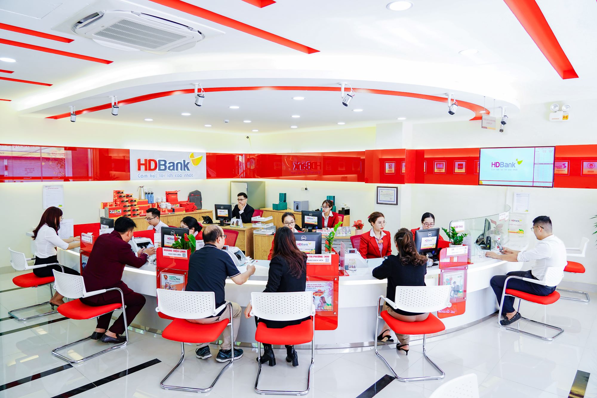 HDBank tiếp tục định hướng tăng trưởng cao và bền vững, dự kiến doanh thu, lợi nhuận năm 2024 tăng 20%- Ảnh 1.