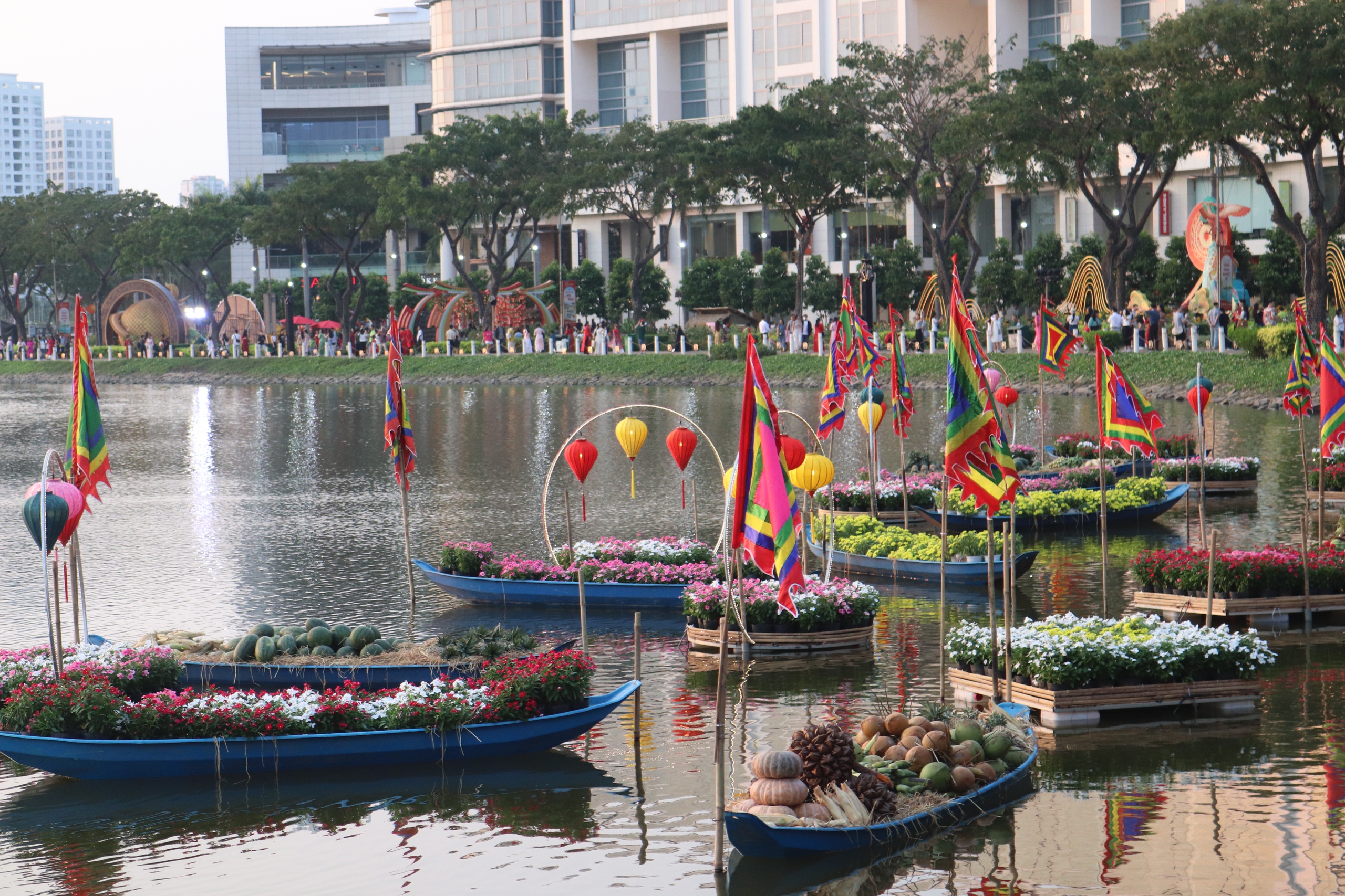 “Rồng thần - Chim tiên” khiến đường hoa Phú Mỹ Hưng dài 700m luôn kín khách check in- Ảnh 7.