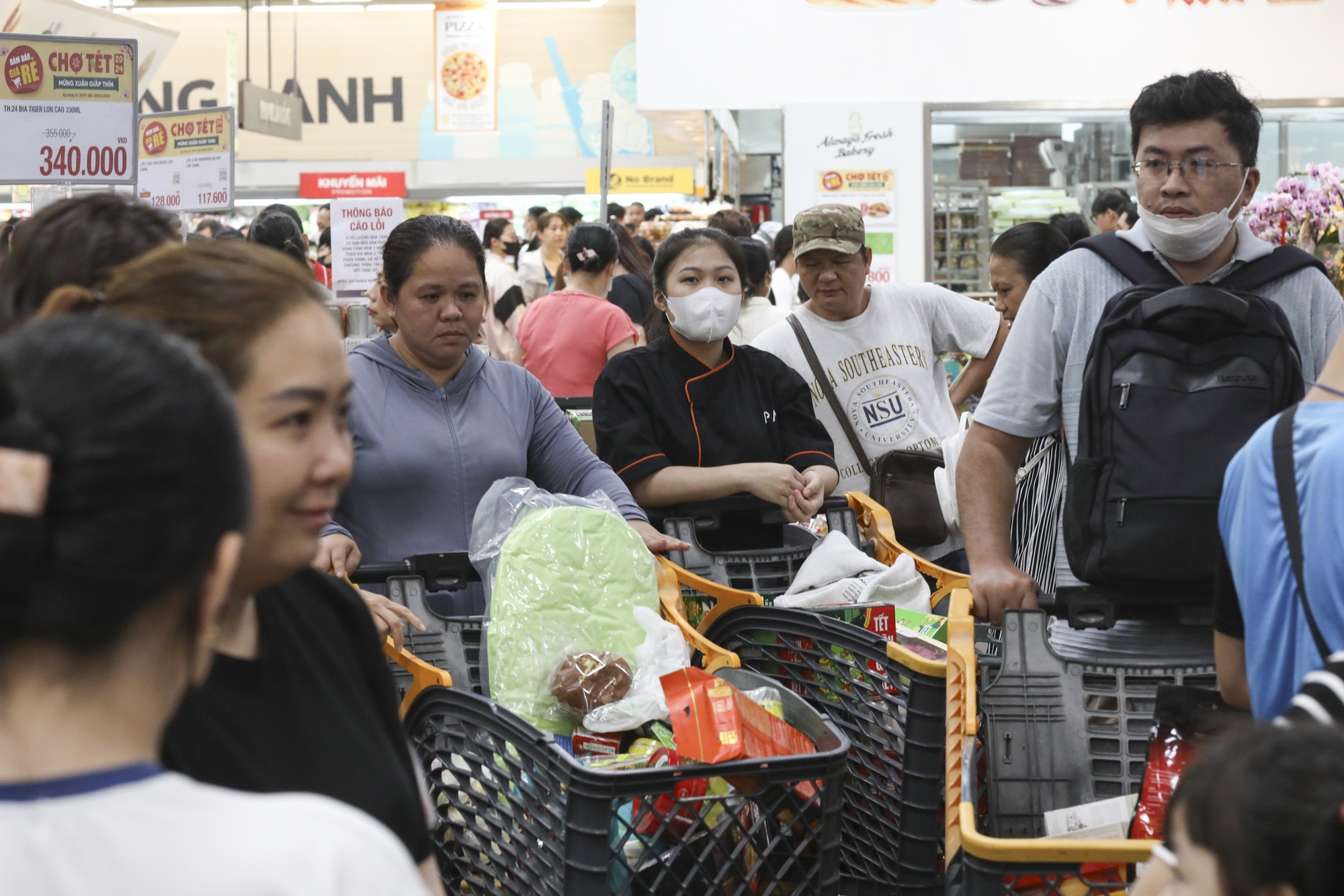 Người dân TP.HCM đổ về siêu thị mua mì gói, bánh kẹo đón Tết- Ảnh 11.