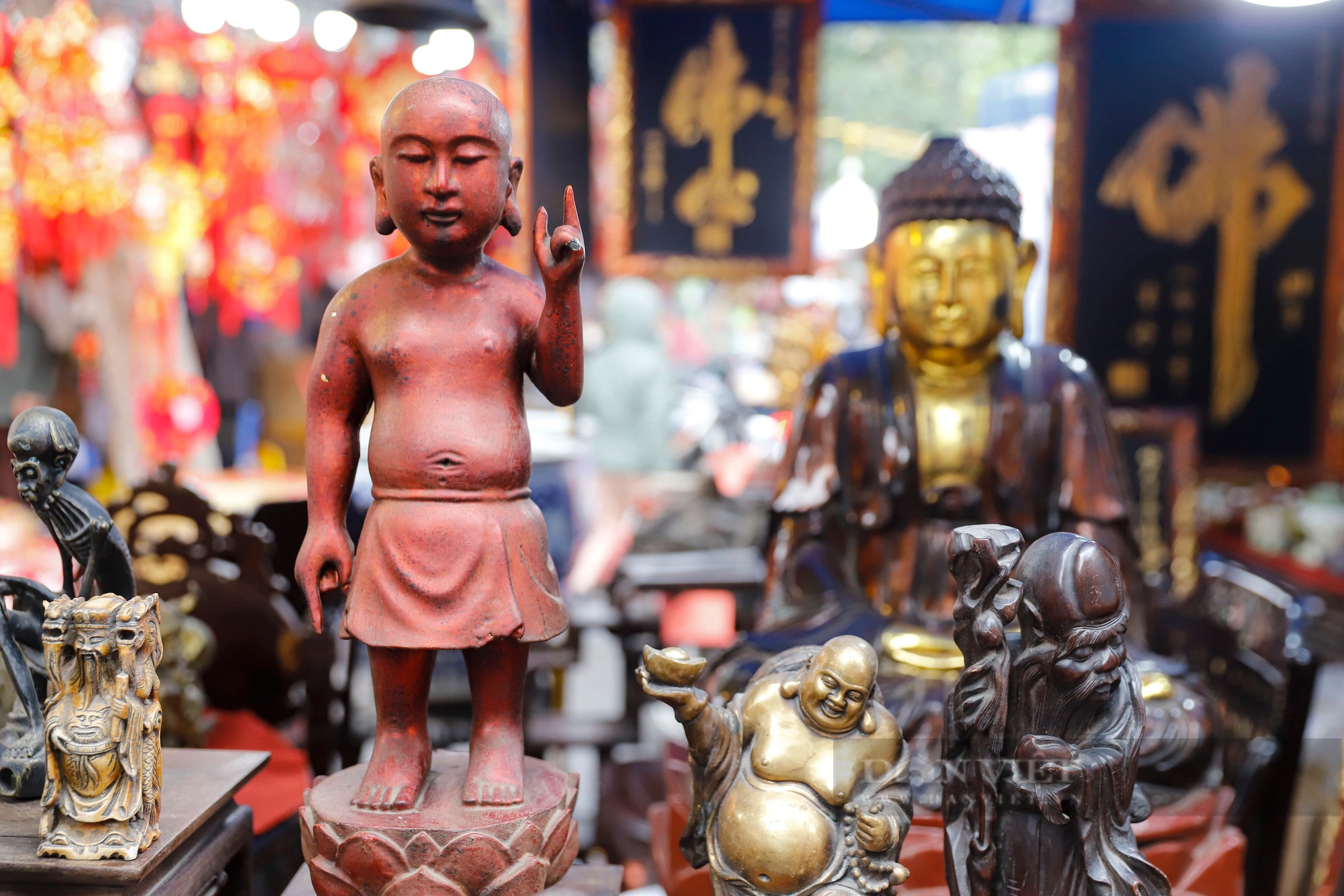 Phiên chợ người mua đỏ mắt phân biệt đồ cổ và giả cổ giữa lòng phố cổ Hà Nội- Ảnh 7.