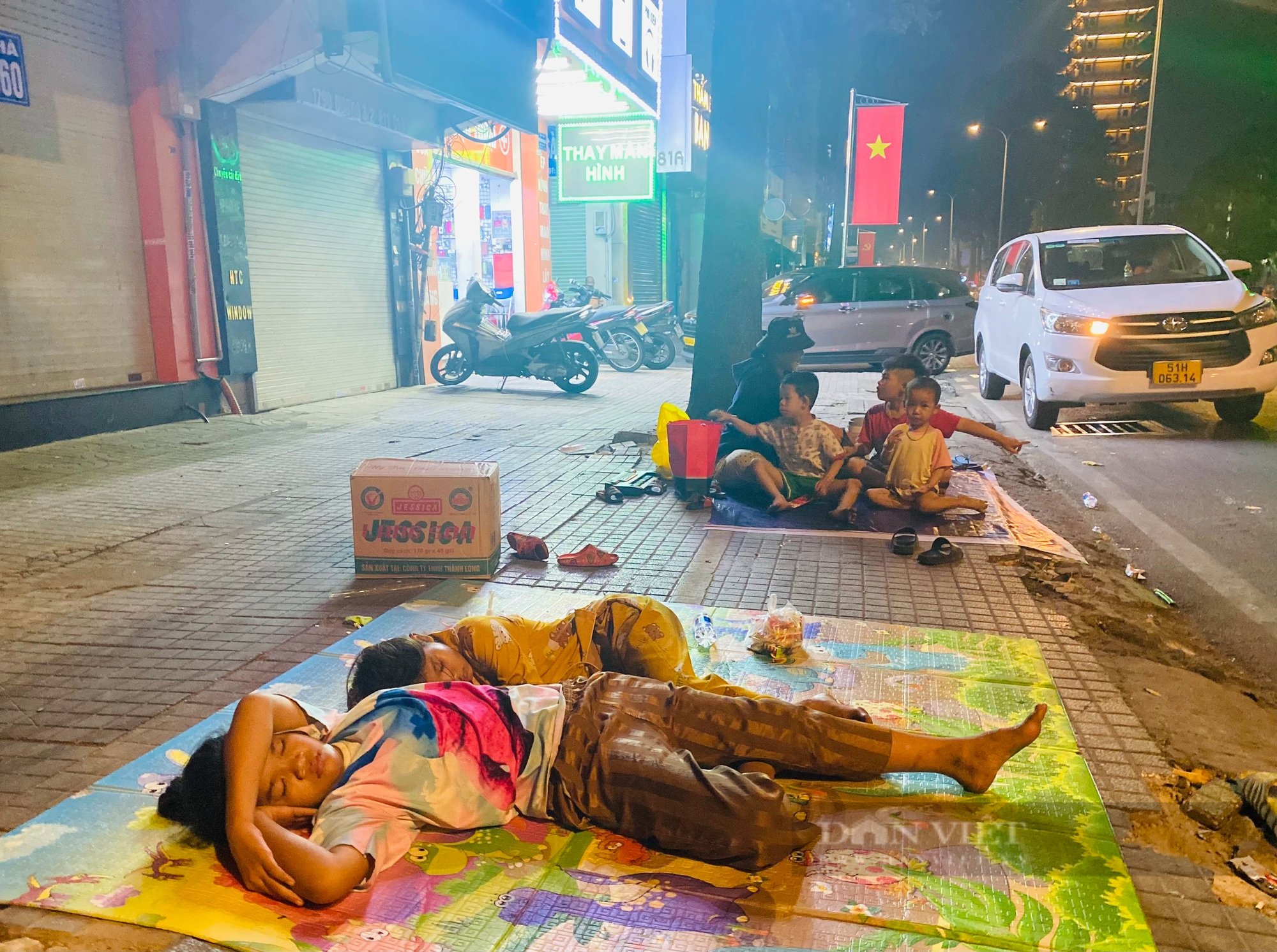 Tết trên vỉa hè của những người vô gia cư- Ảnh 1.