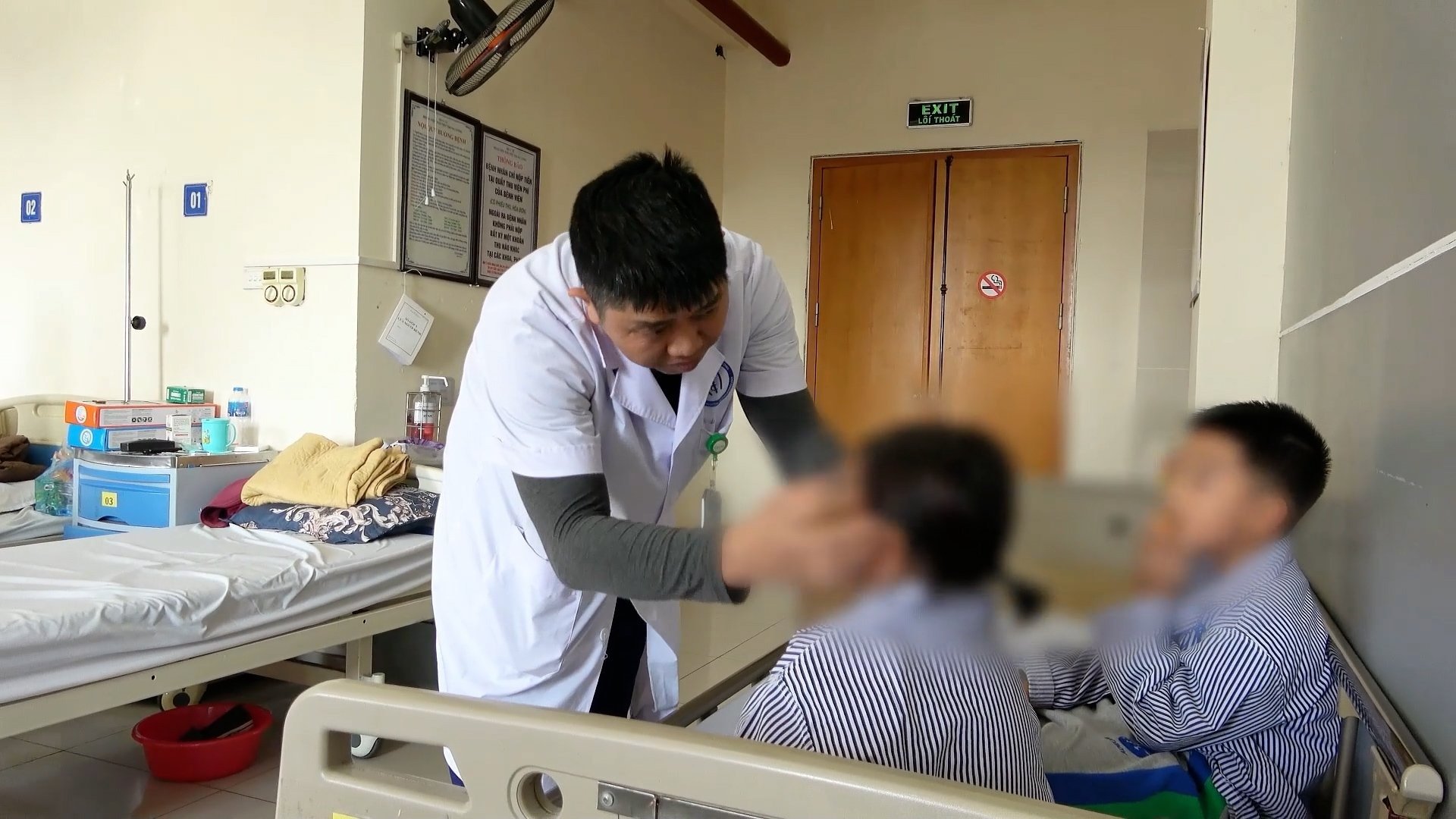 Dùng vitamin không rõ nguồn gốc, nhiều trẻ mặt to, lông rậm- Ảnh 2.