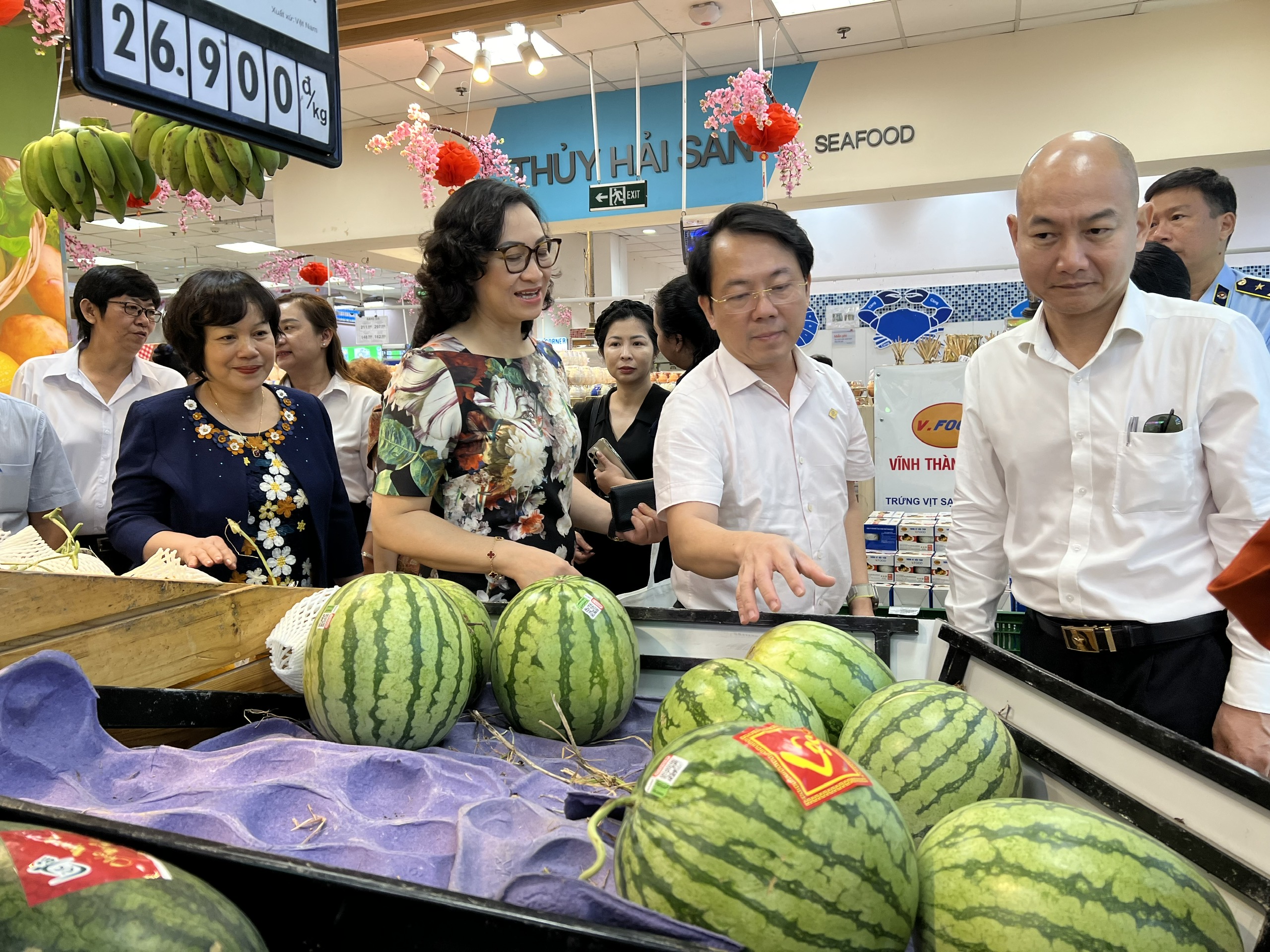 Thứ trưởng Bộ Công Thương Phan Thị Thắng: Hàng Tết đang khuyến mãi lớn, chưa nghe phản ánh tăng giá- Ảnh 2.