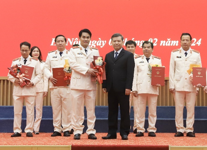 VKSND Tối cao công bố, trao quyết định bổ nhiệm chức vụ lãnh đạo, quản lý cấp vụ- Ảnh 3. VKSND Tối cao công bố, trao quyết định bổ nhiệm chức vụ lãnh đạo, quản lý cấp vụ- Ảnh 3.