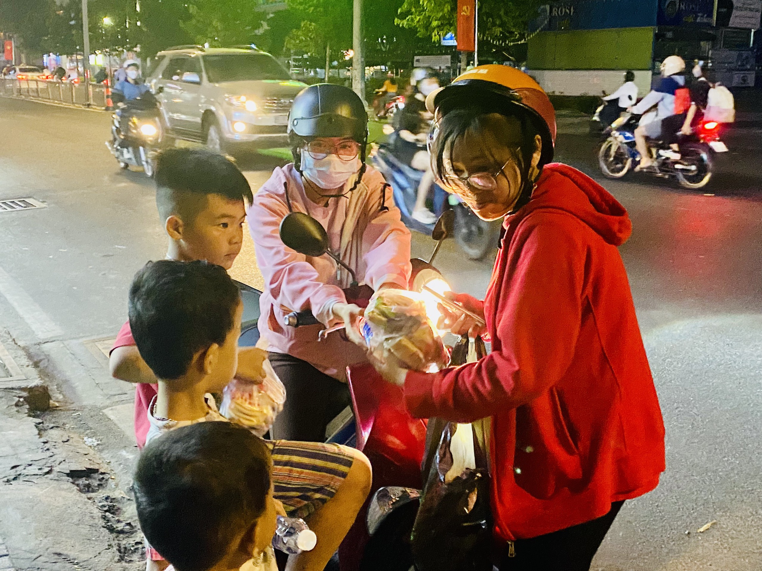 Ấm lòng với sự sẻ chia dịp Tết cùng người nghèo cơ nhỡ- Ảnh 1.
