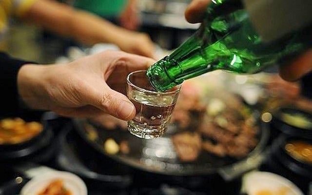 Uống rượu ngày Tết "say nguội", nhiều người lầm tưởng gan khoẻ, chuyên gia cảnh báo nguy hiểm!- Ảnh 1.