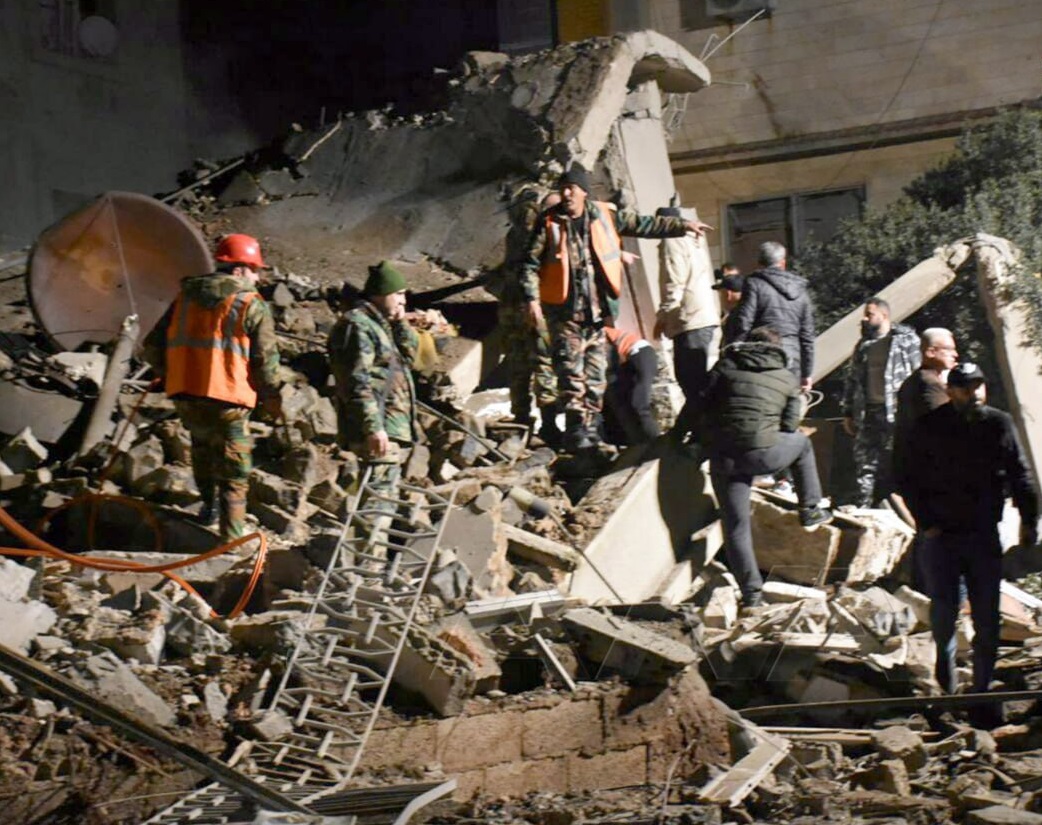 Israel bị tố tấn công ồ ạt loạt căn cứ quân sự ở Syria khiến nhiều người thiệt mạng- Ảnh 1.
