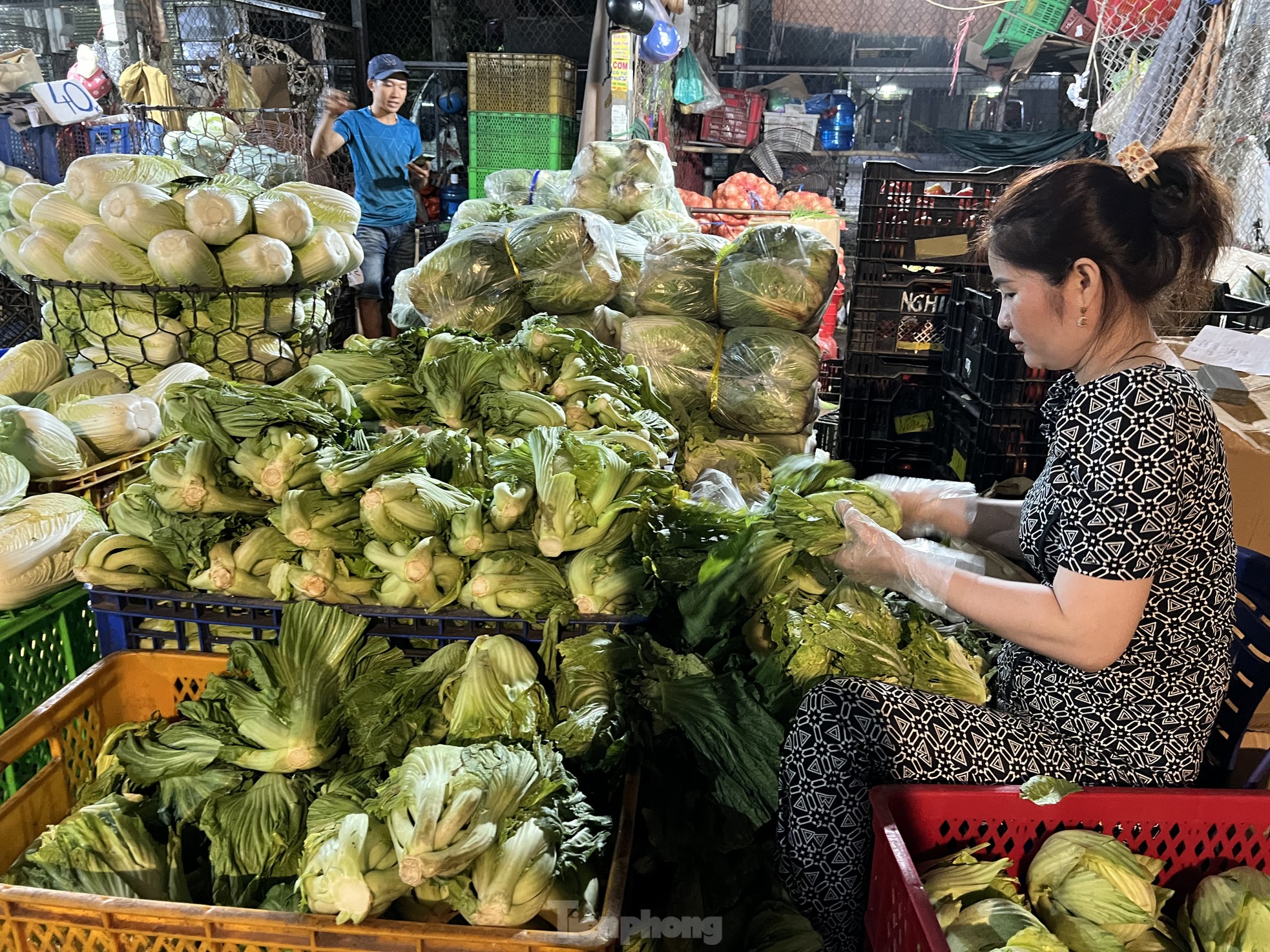 Chợ họp xuyên đêm, khách tràn vào siêu thị từ mờ sáng 28 Tết- Ảnh 11.