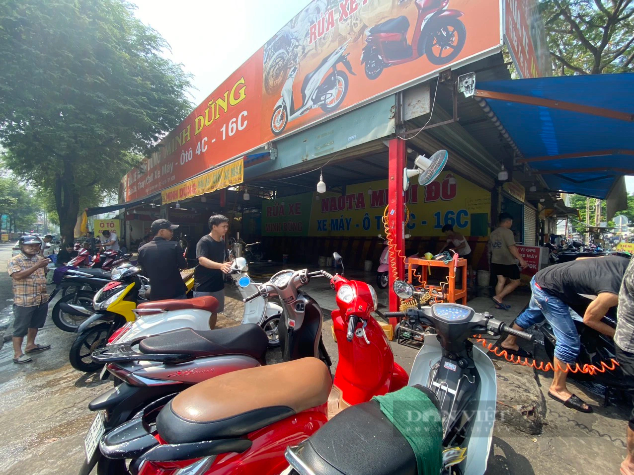 Khách đông nườm nượp chờ rửa xe đi chơi Tết dù giá tăng gấp đôi- Ảnh 1.