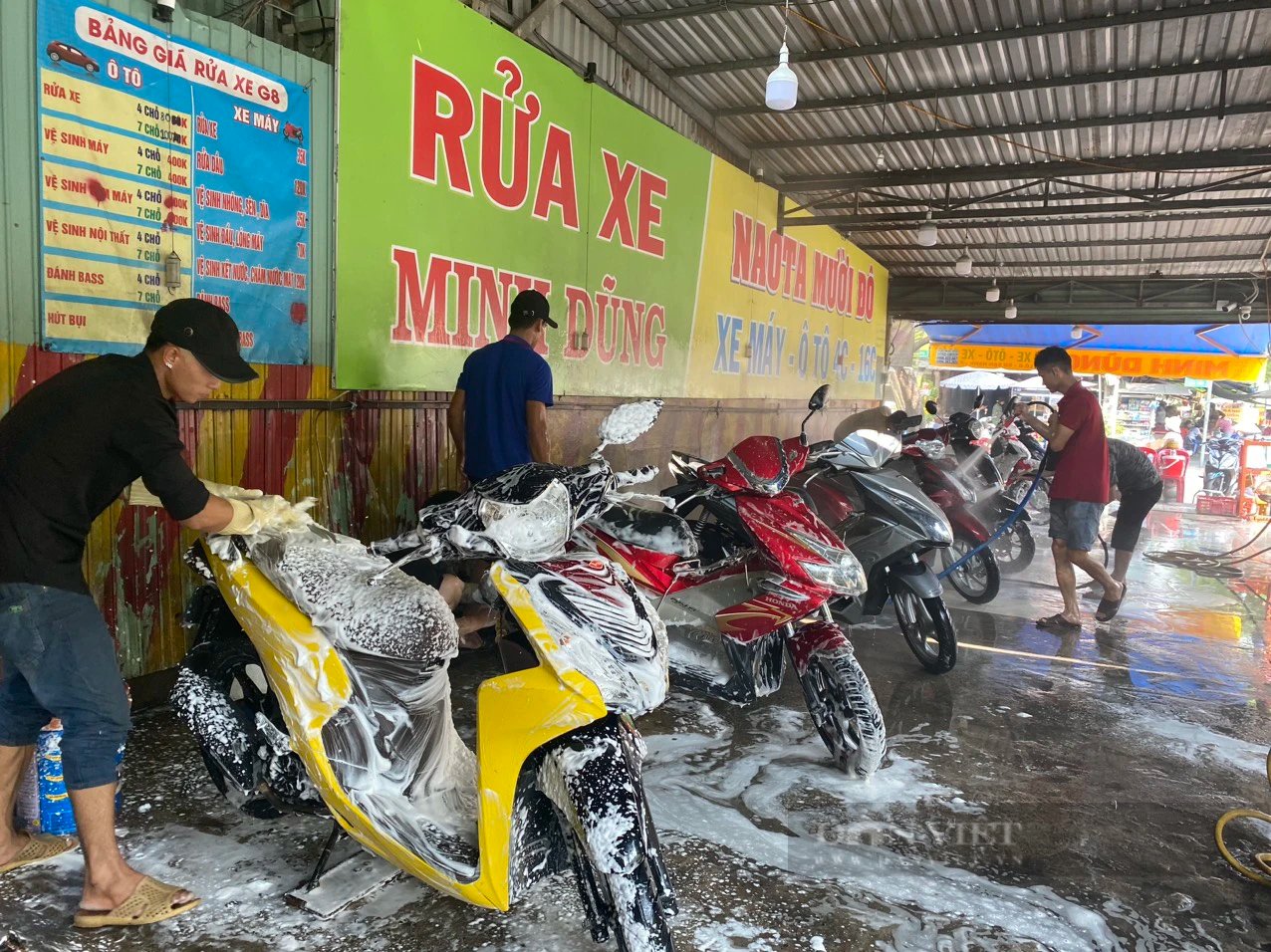 Khách đông nườm nượp chờ rửa xe đi chơi Tết dù giá tăng gấp đôi- Ảnh 2.