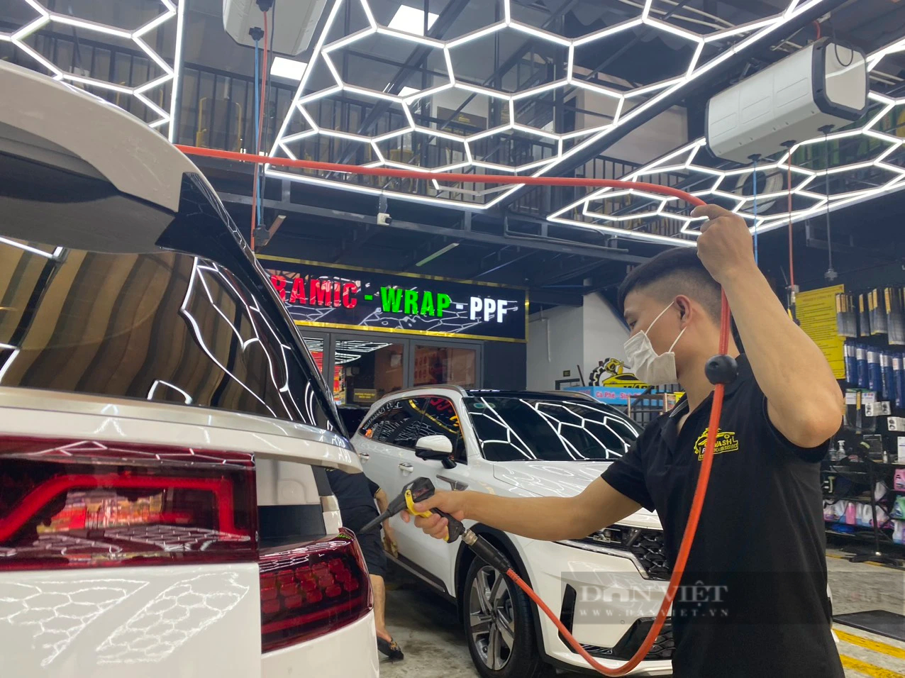 Khách đông nườm nượp chờ rửa xe đi chơi Tết dù giá tăng gấp đôi- Ảnh 8.