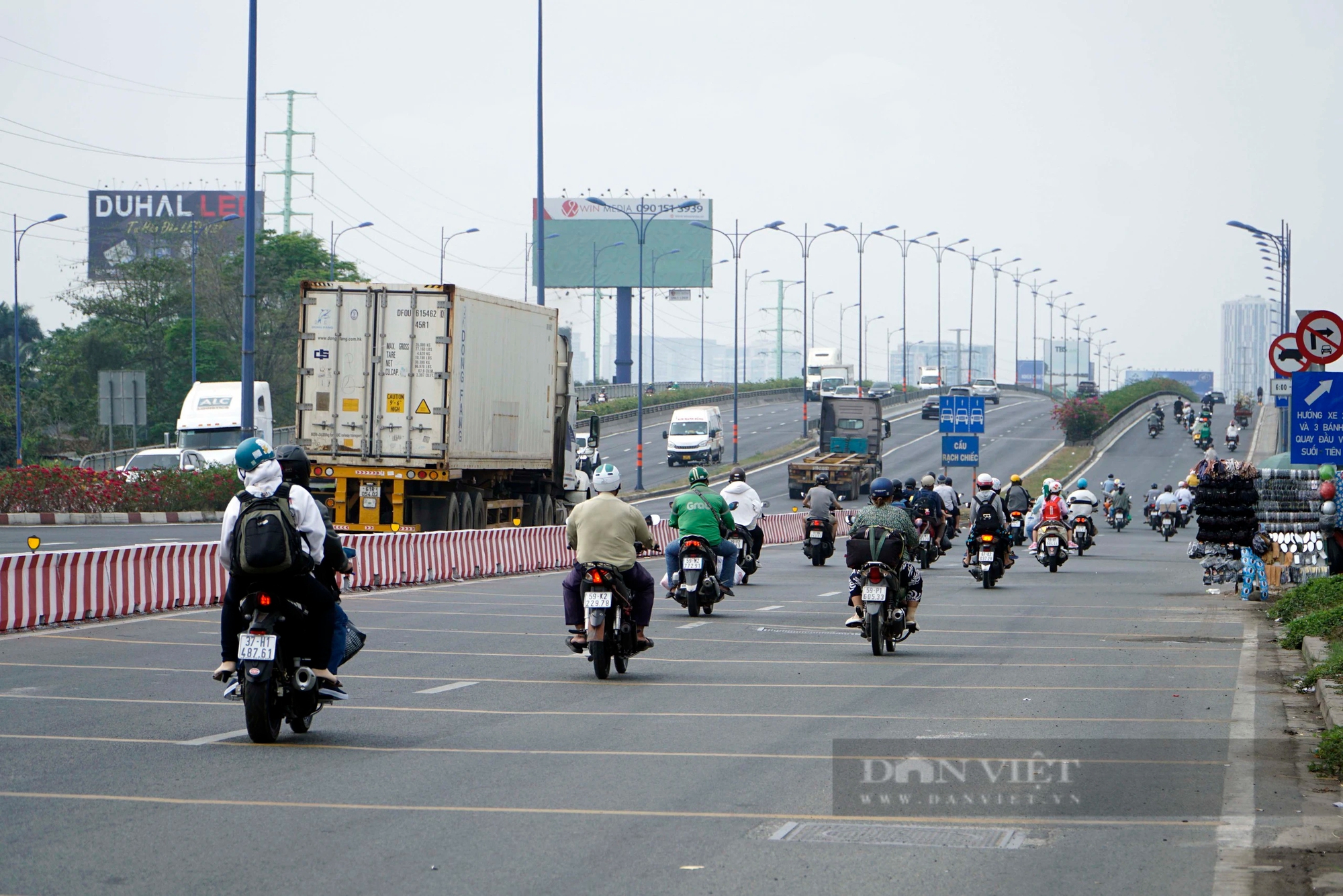 TP.HCM ngày 29 Tết, khác với cảnh đông đúc hôm qua, đường phố thông thoáng, người dân rộn ràng chở sắc xuân về nhà- Ảnh 1.